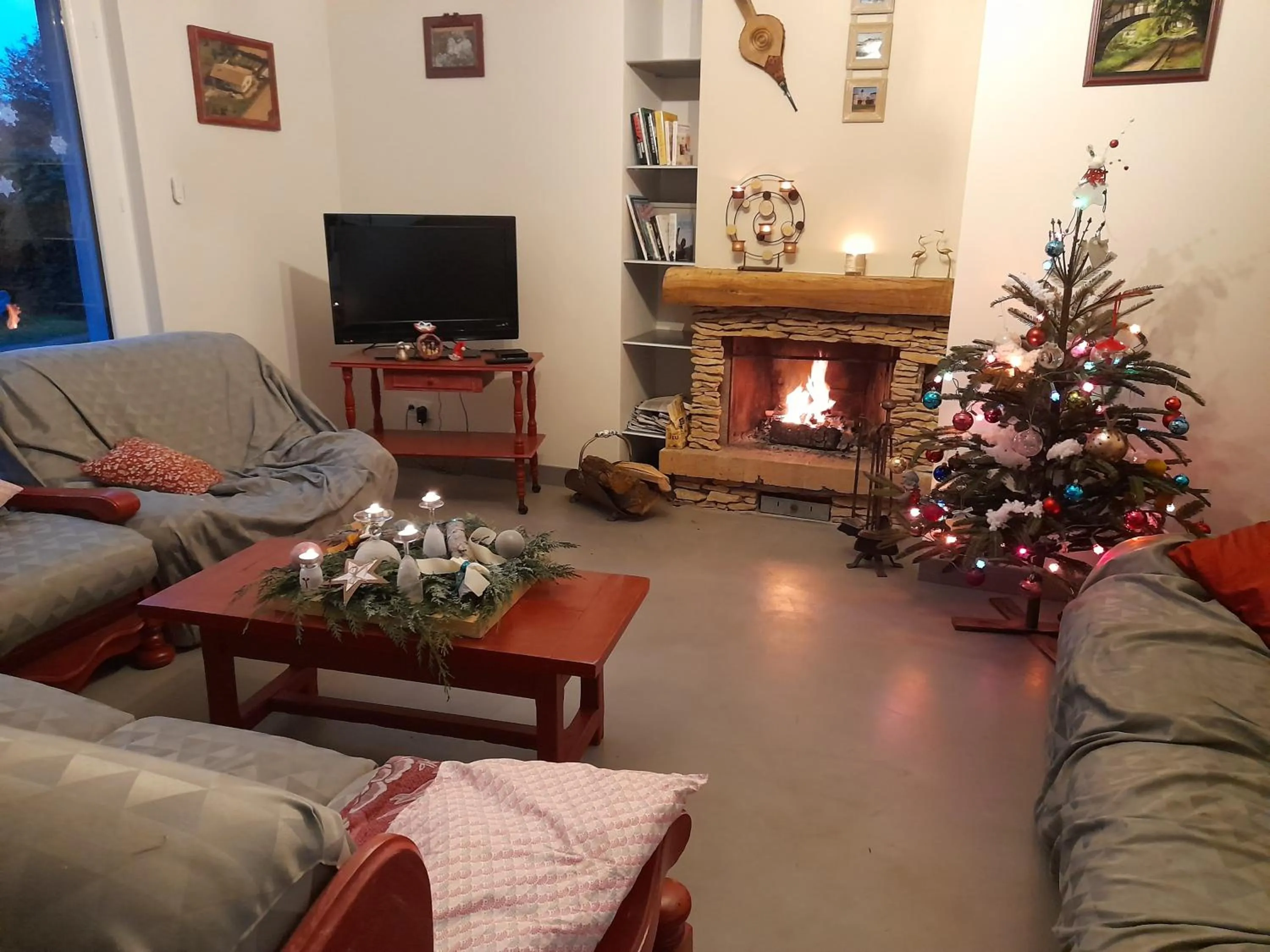 Winter in La maison du Bonheur, borne de recharge VE