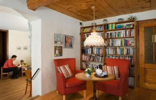 Communal lounge/ TV room in Landhotel Binderhäusl Garni