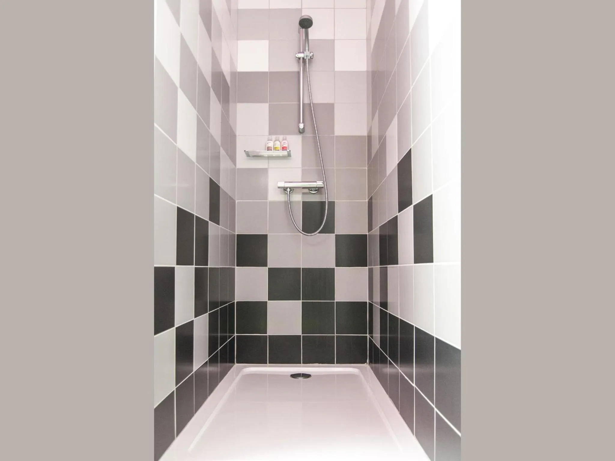 Shower in Villa Mons