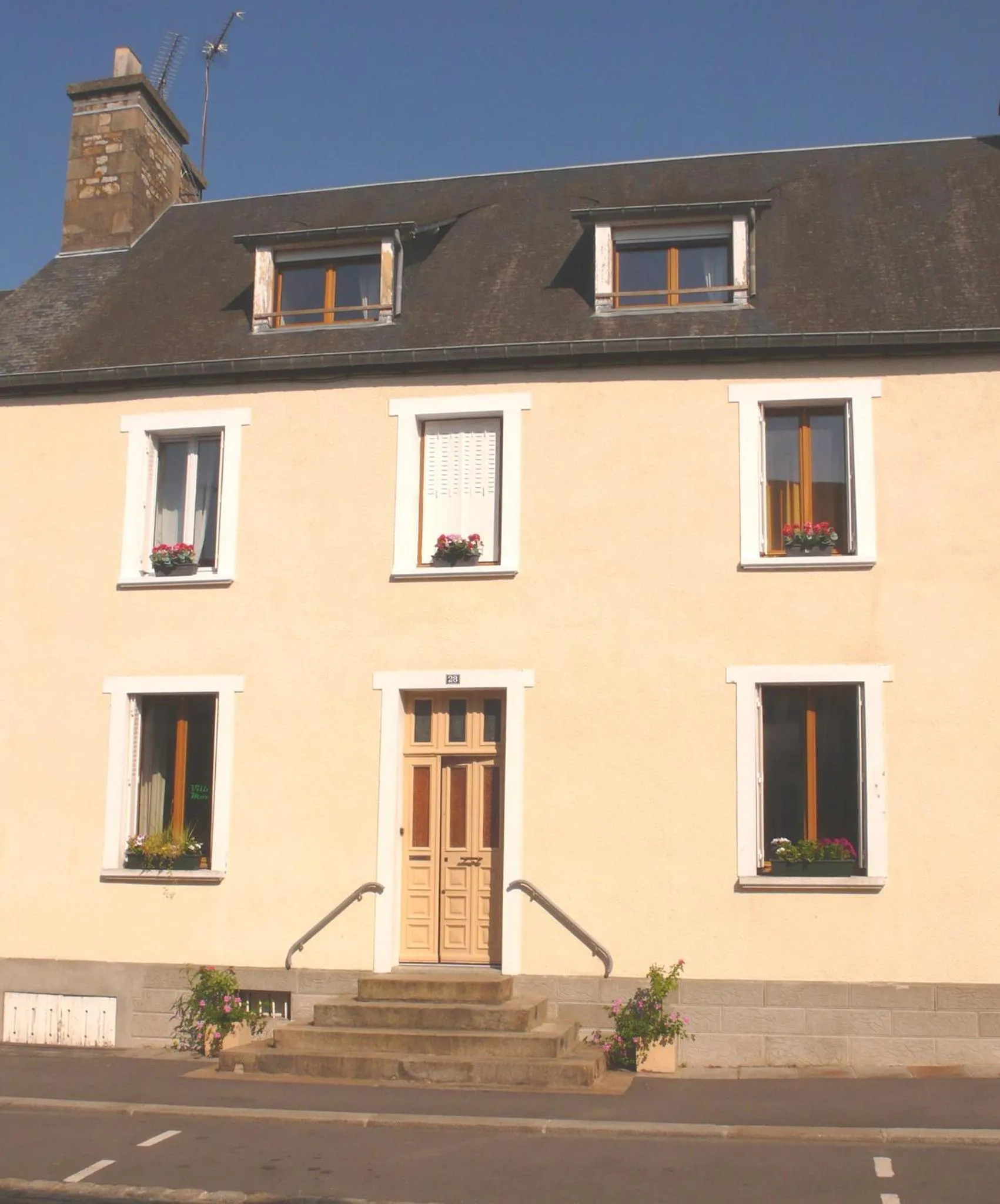 Facade/entrance in Villa Mons
