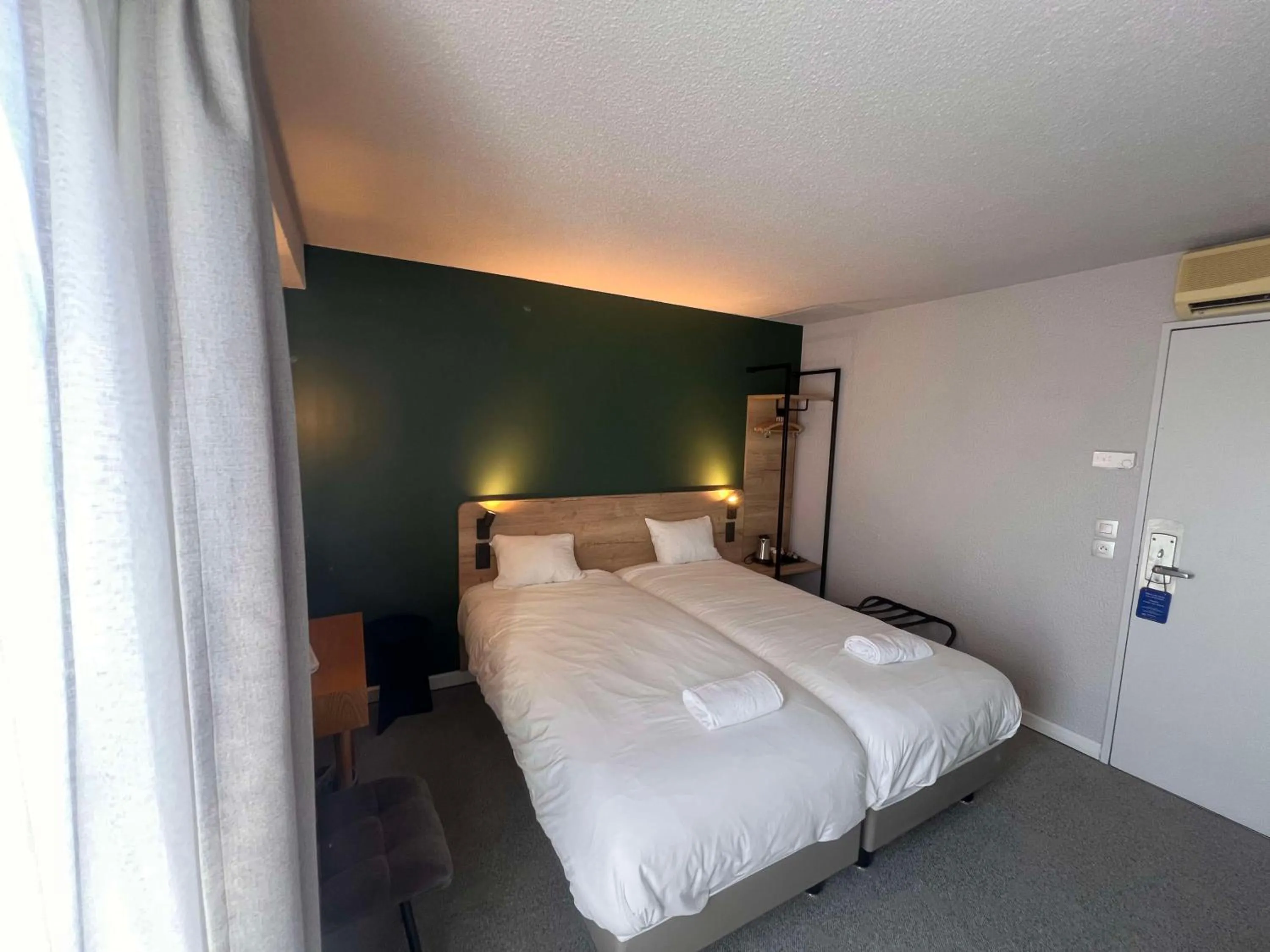 Bedroom, Bed in ibis budget Nimes Marguerittes - A9