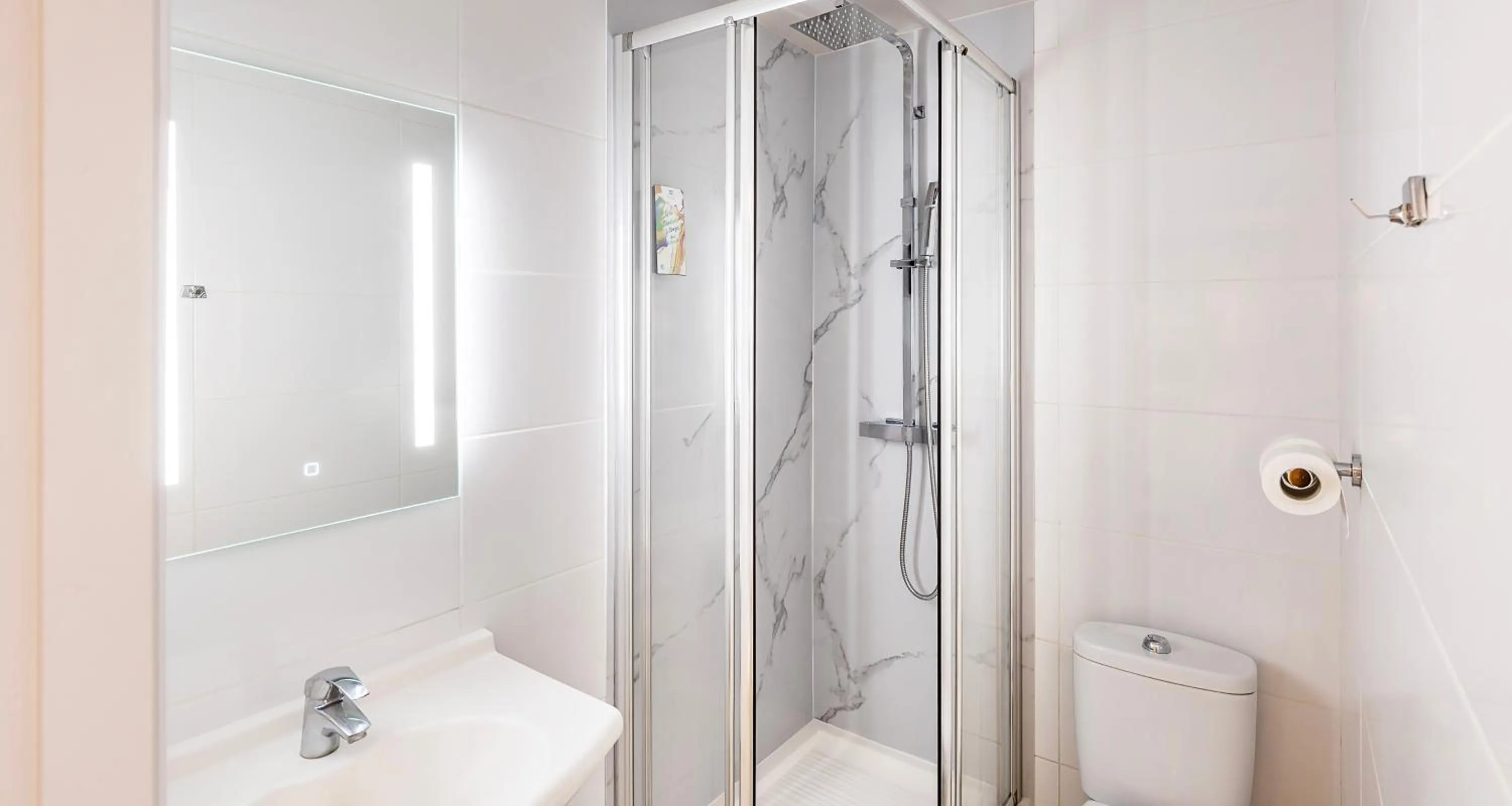 Bathroom in Sure Hotel by Best Western Nimes Est