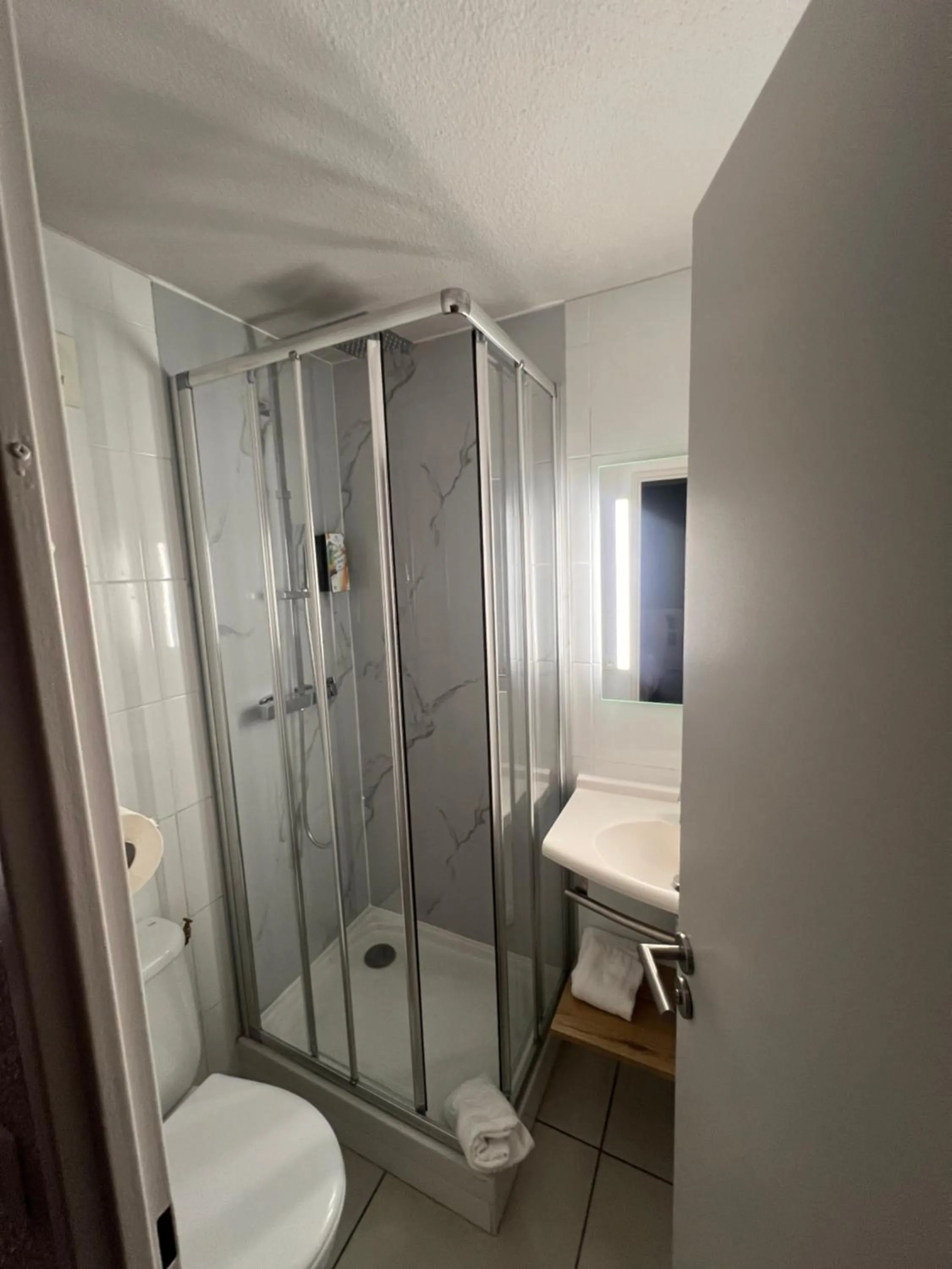 Toilet in Sure Hotel by Best Western Nimes Est