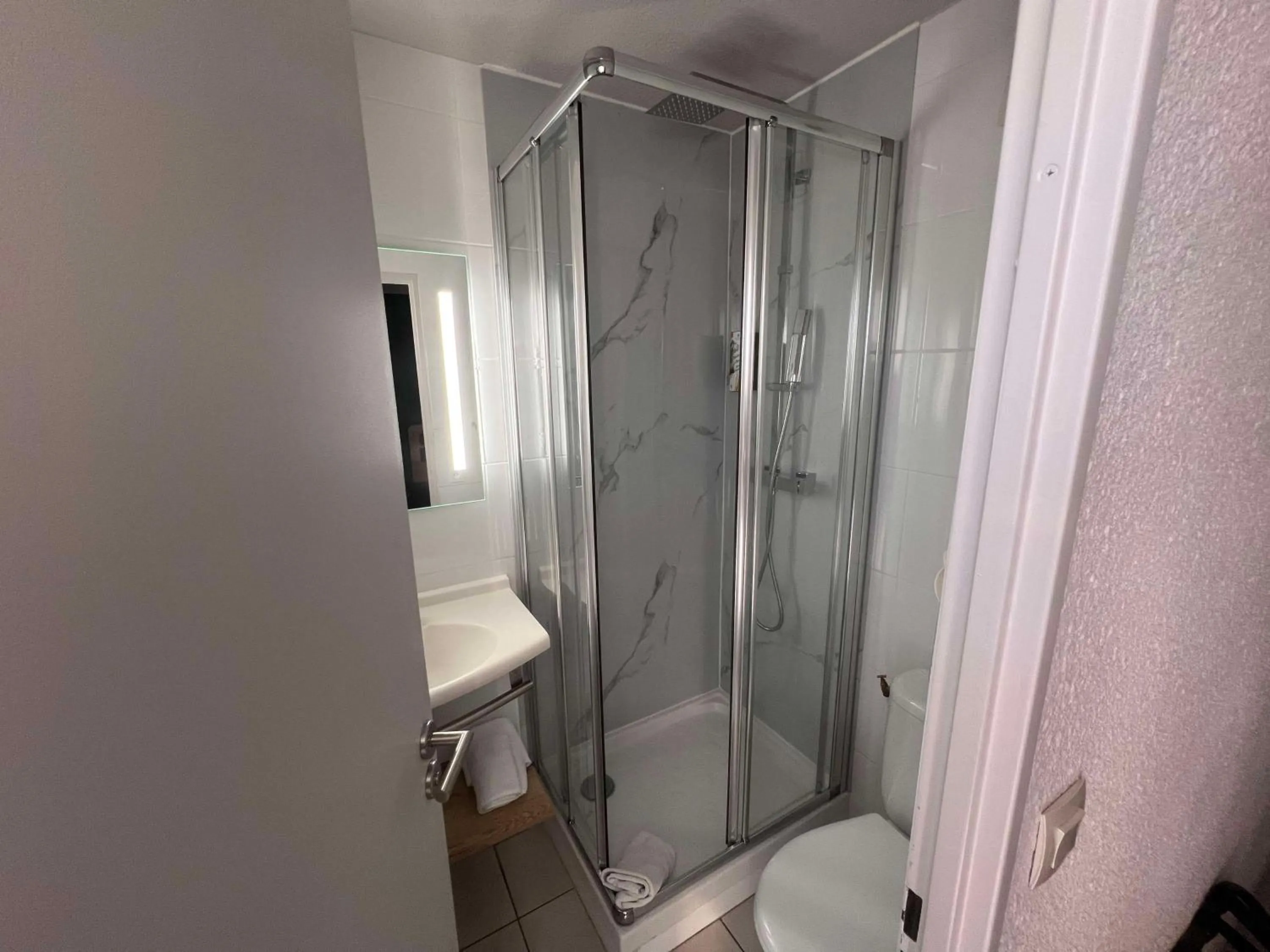 Bathroom in ibis budget Nimes Marguerittes - A9