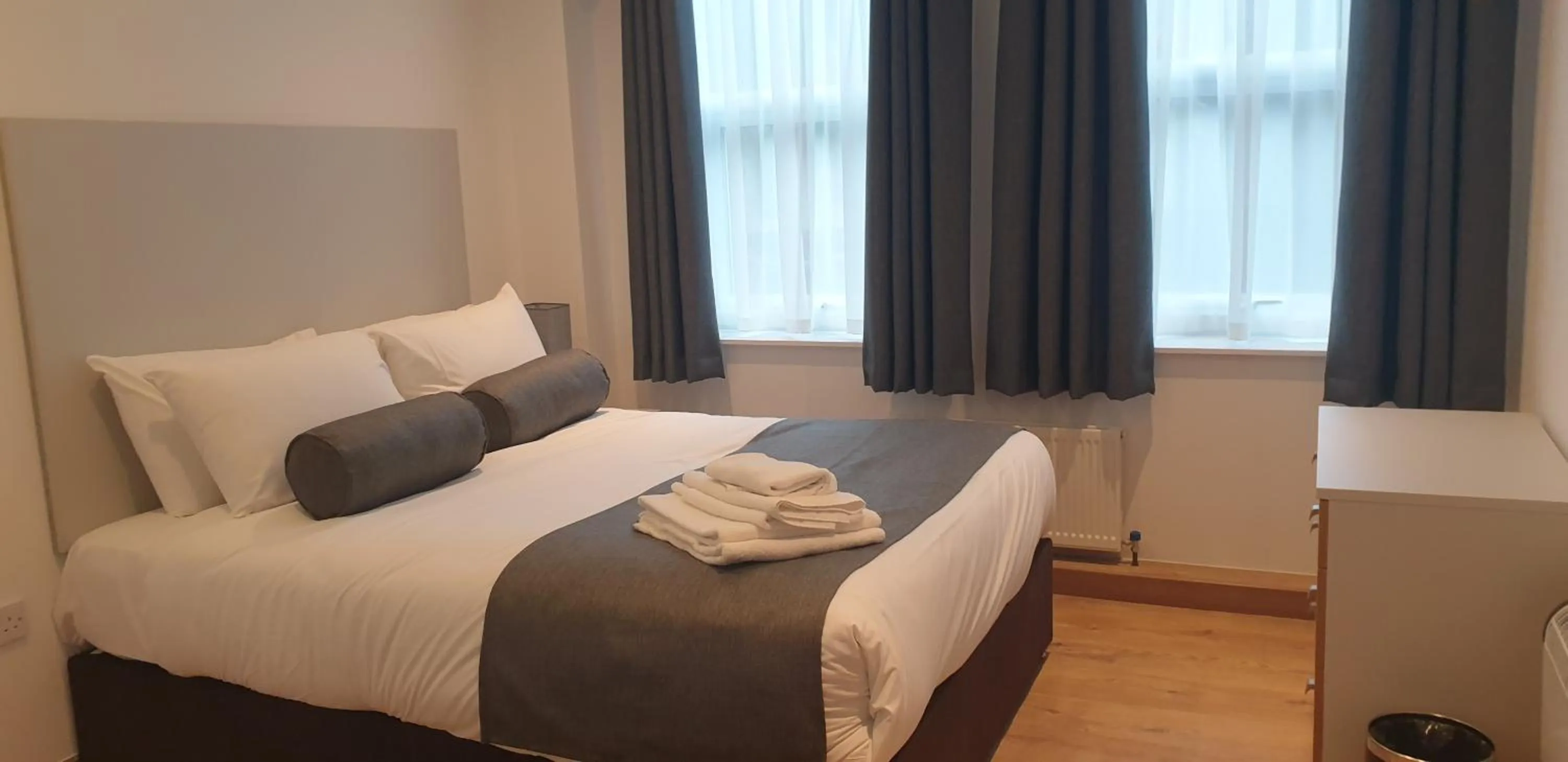 Bedroom, Bed in Wellington Apartments