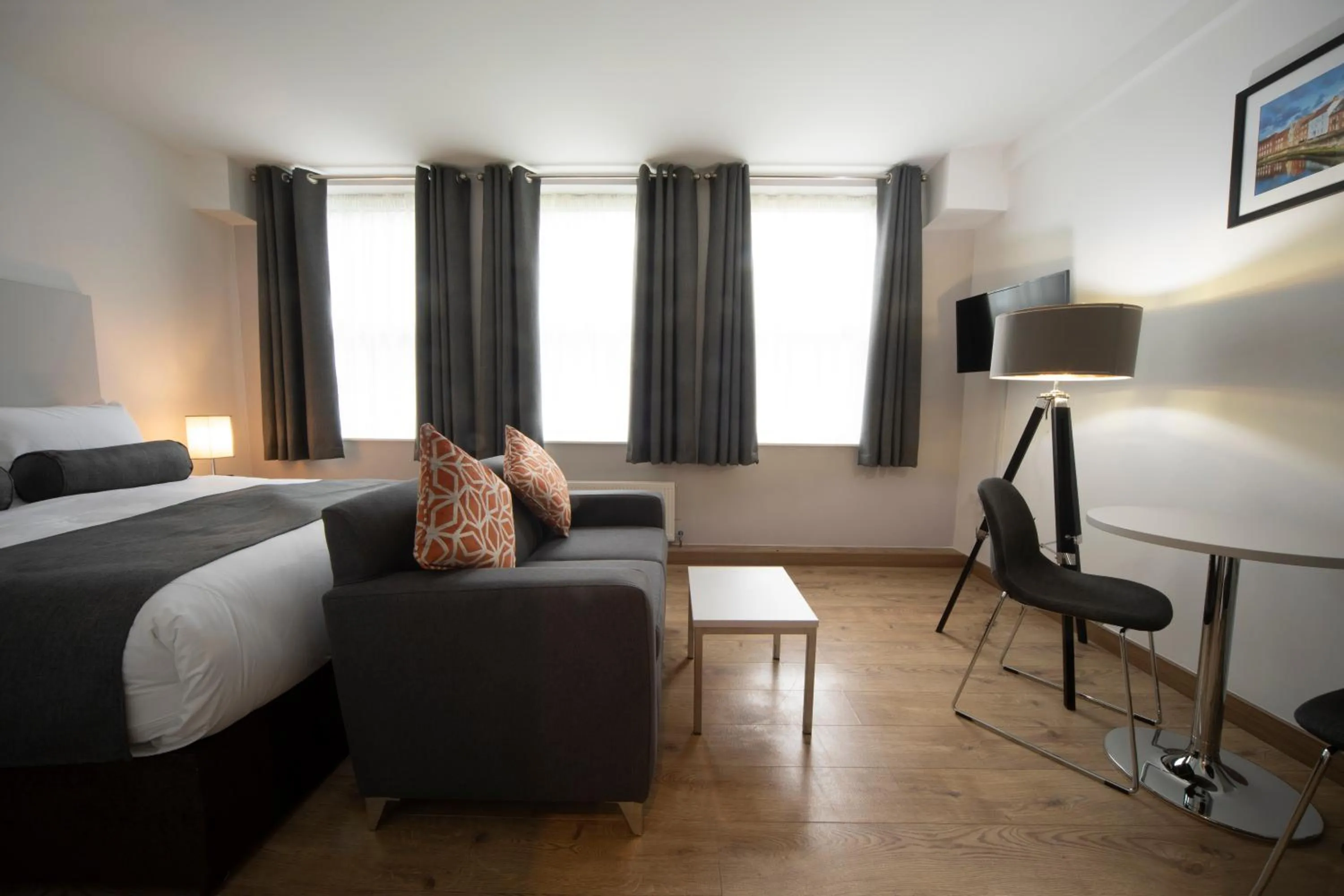 Photo of the whole room, Bed in Wellington Apartments