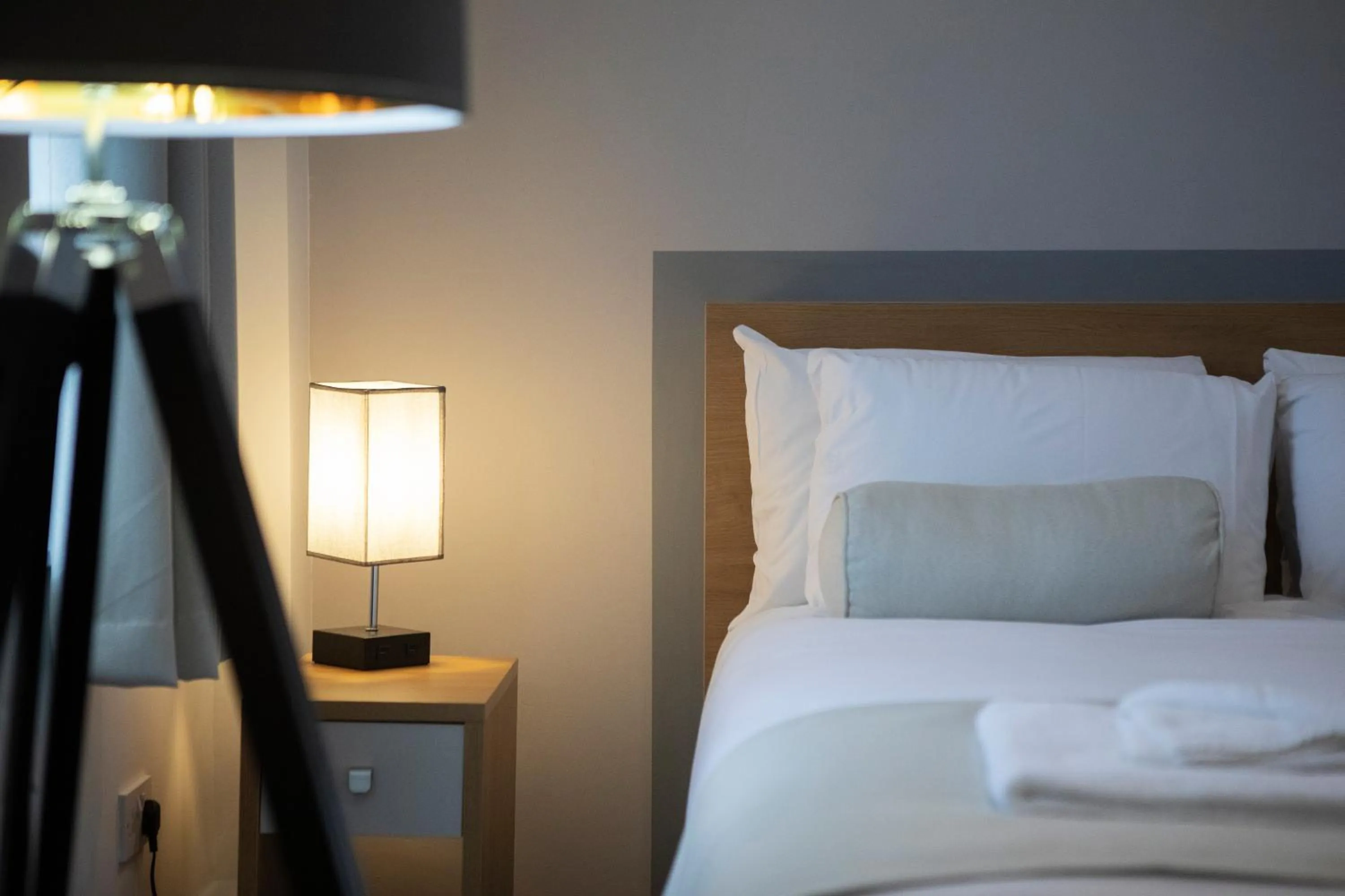 Bedroom, Bed in Wellington Apartments