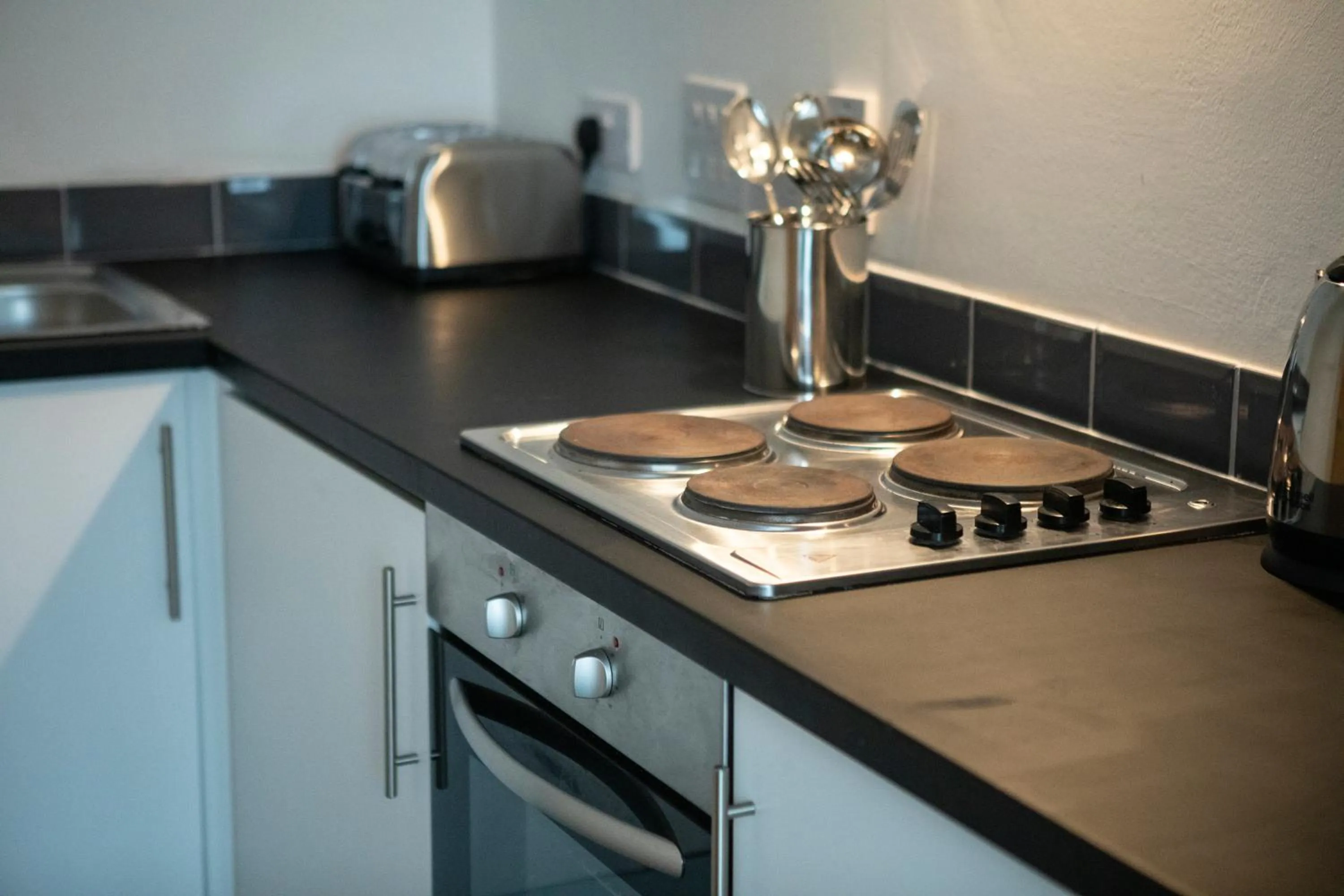 Kitchen or kitchenette in Wellington Apartments