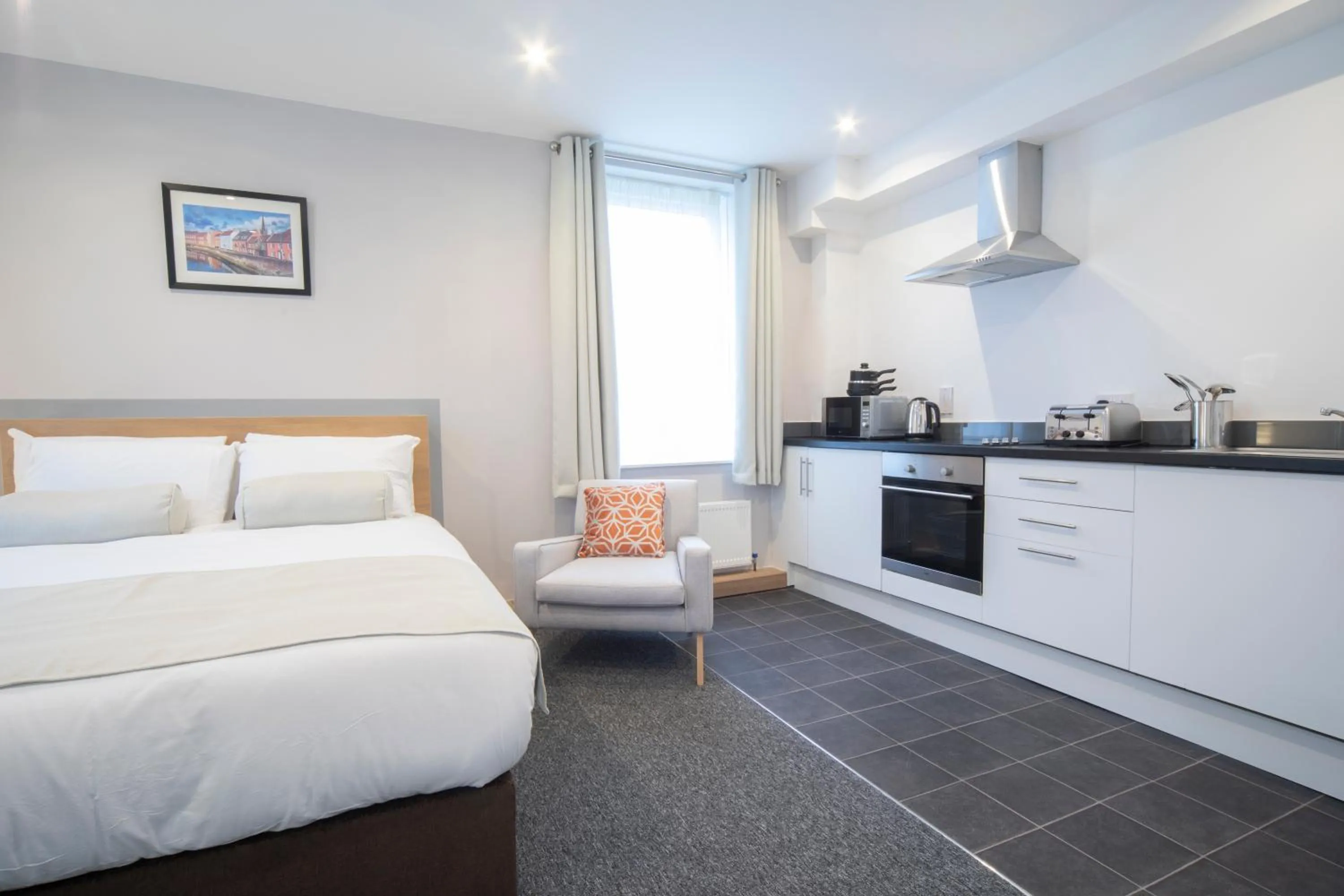 Kitchen or kitchenette, Bed in Wellington Apartments