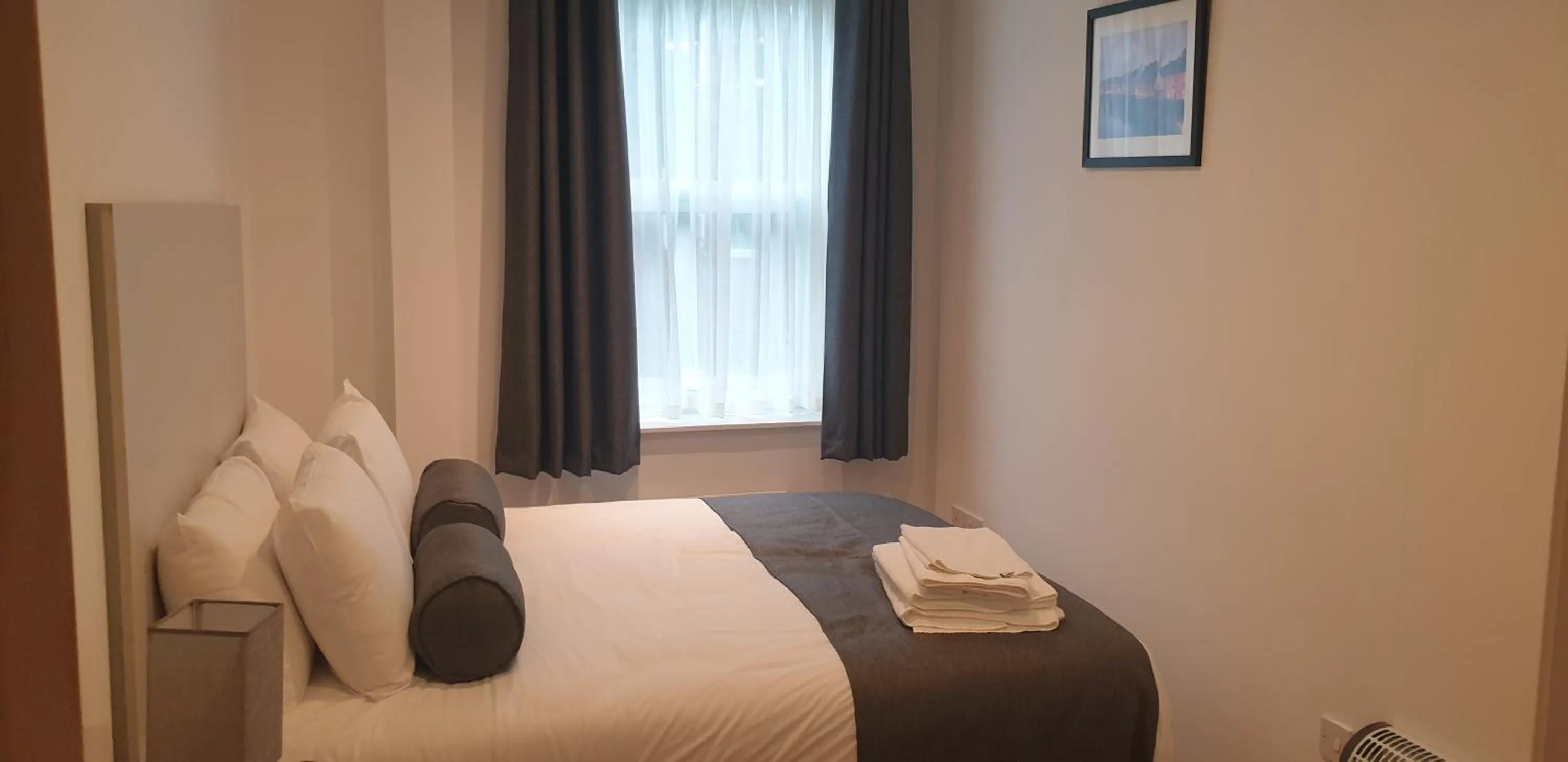 Bedroom, Bed in Wellington Apartments