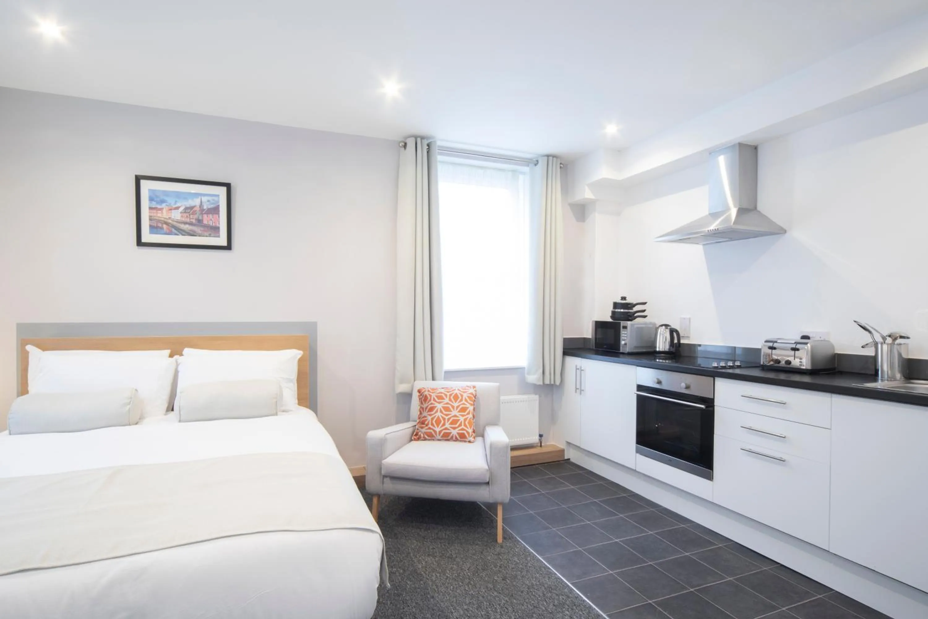 Kitchen or kitchenette, Bed in Wellington Apartments