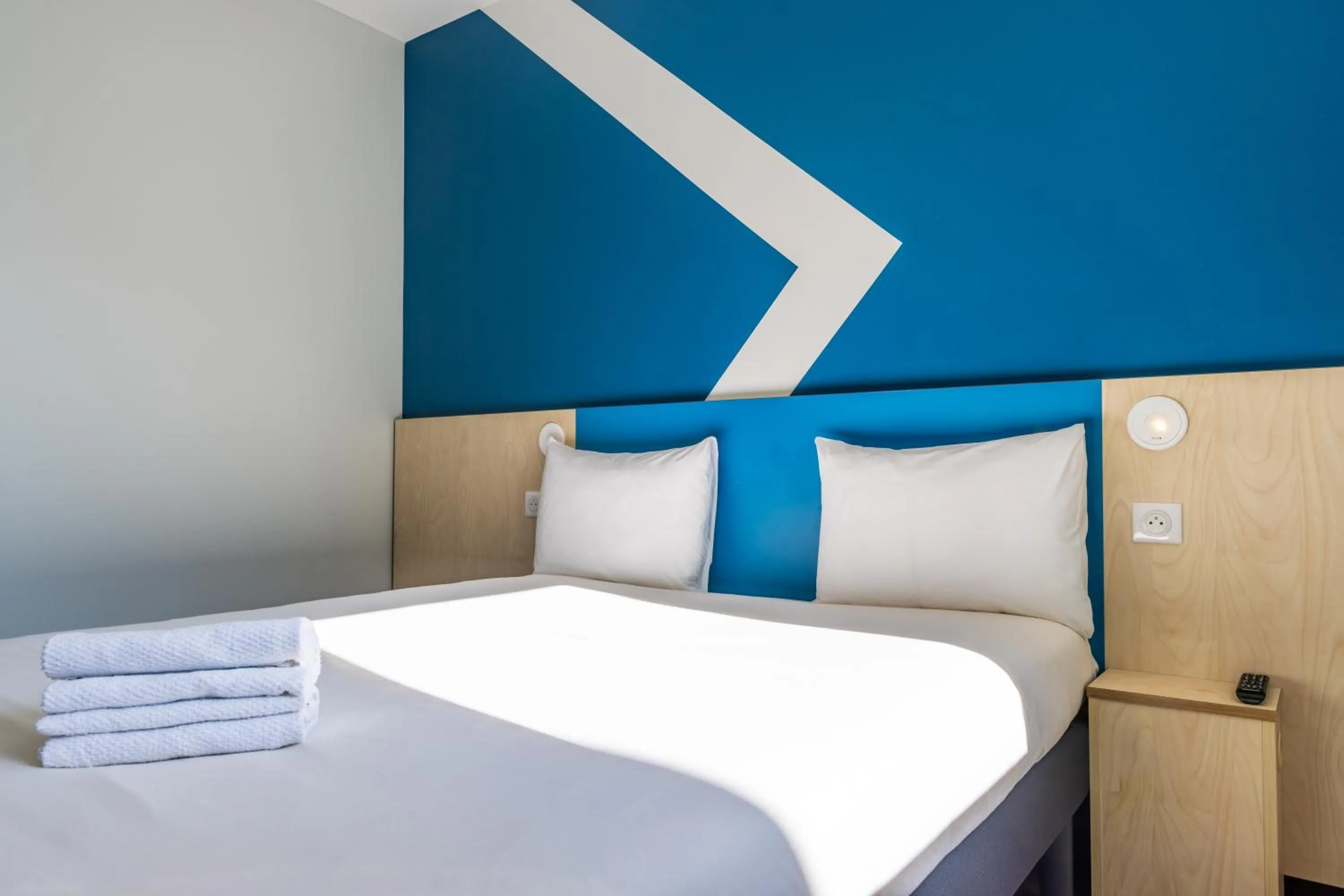 Bedroom, Bed in Hotel ibis budget Chatillon Paris Ouest