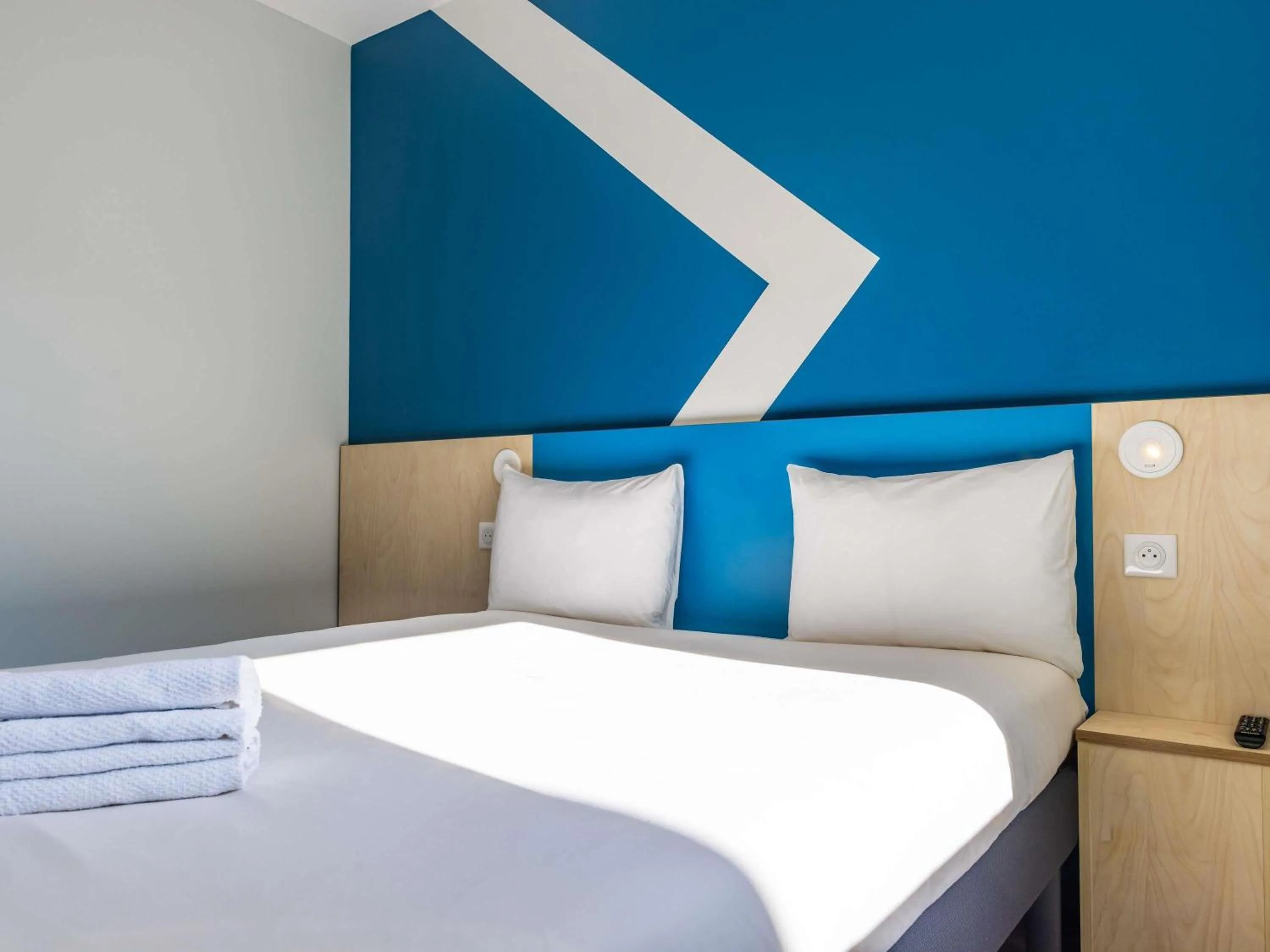 Bedroom, Bed in Hotel ibis budget Chatillon Paris Ouest