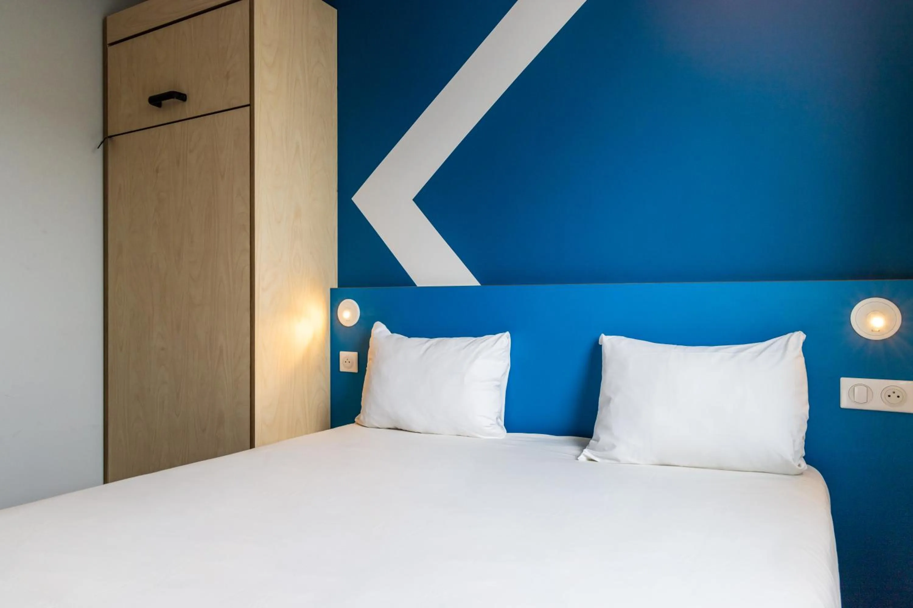 Bedroom, Bed in Hotel ibis budget Chatillon Paris Ouest