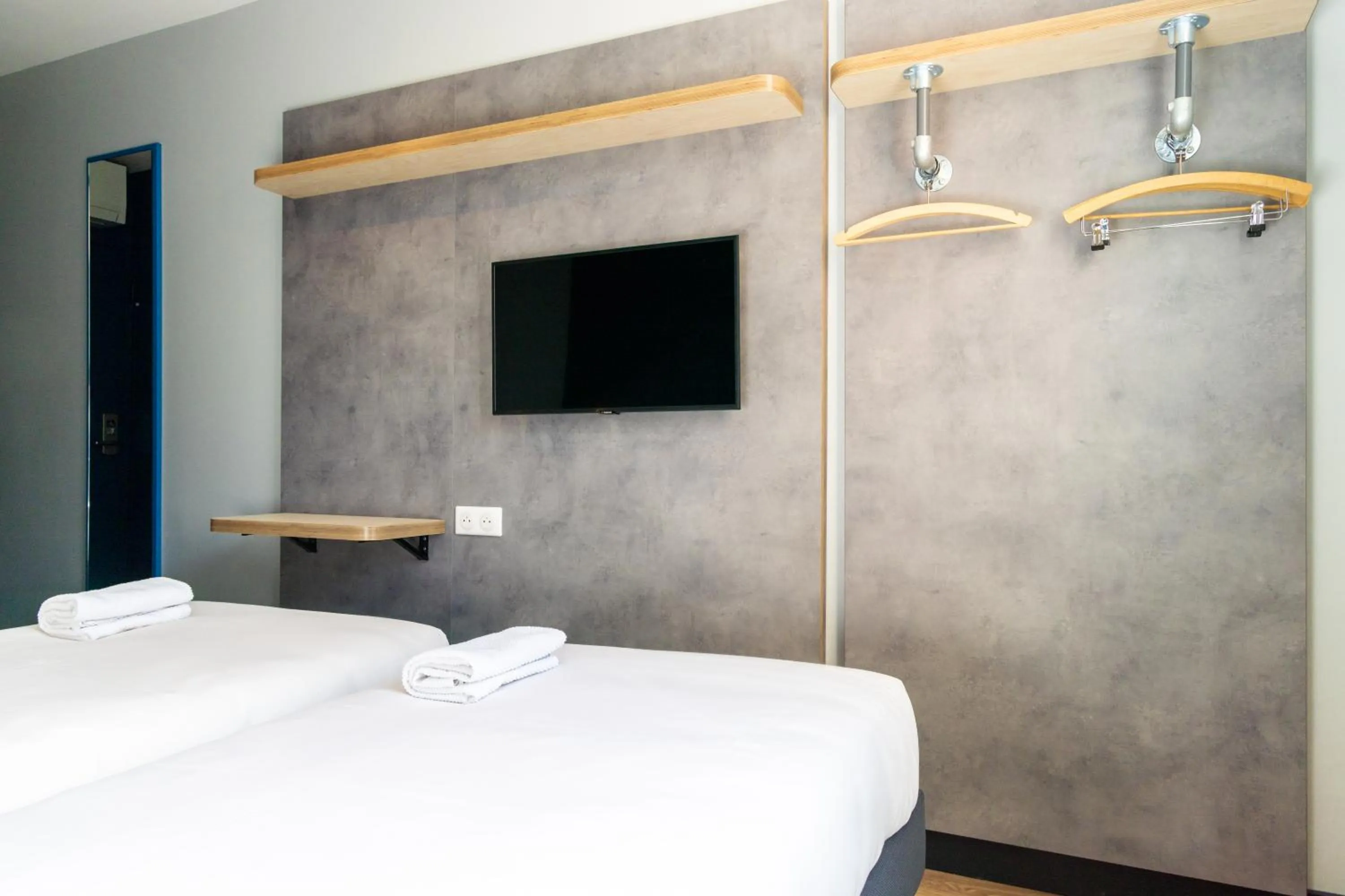 Bedroom, Bed in Hotel ibis budget Chatillon Paris Ouest