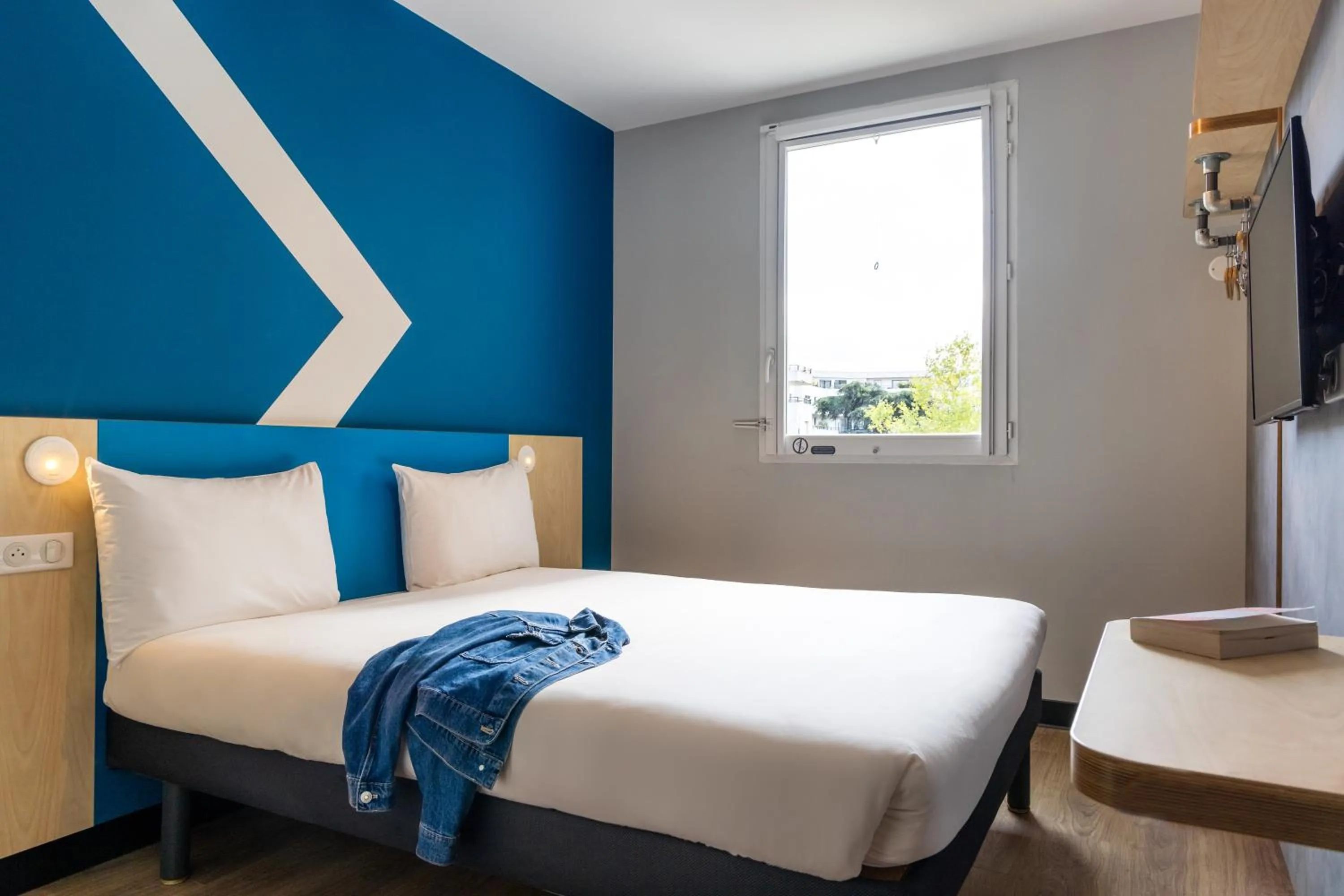 Bedroom, Bed in Hotel ibis budget Chatillon Paris Ouest