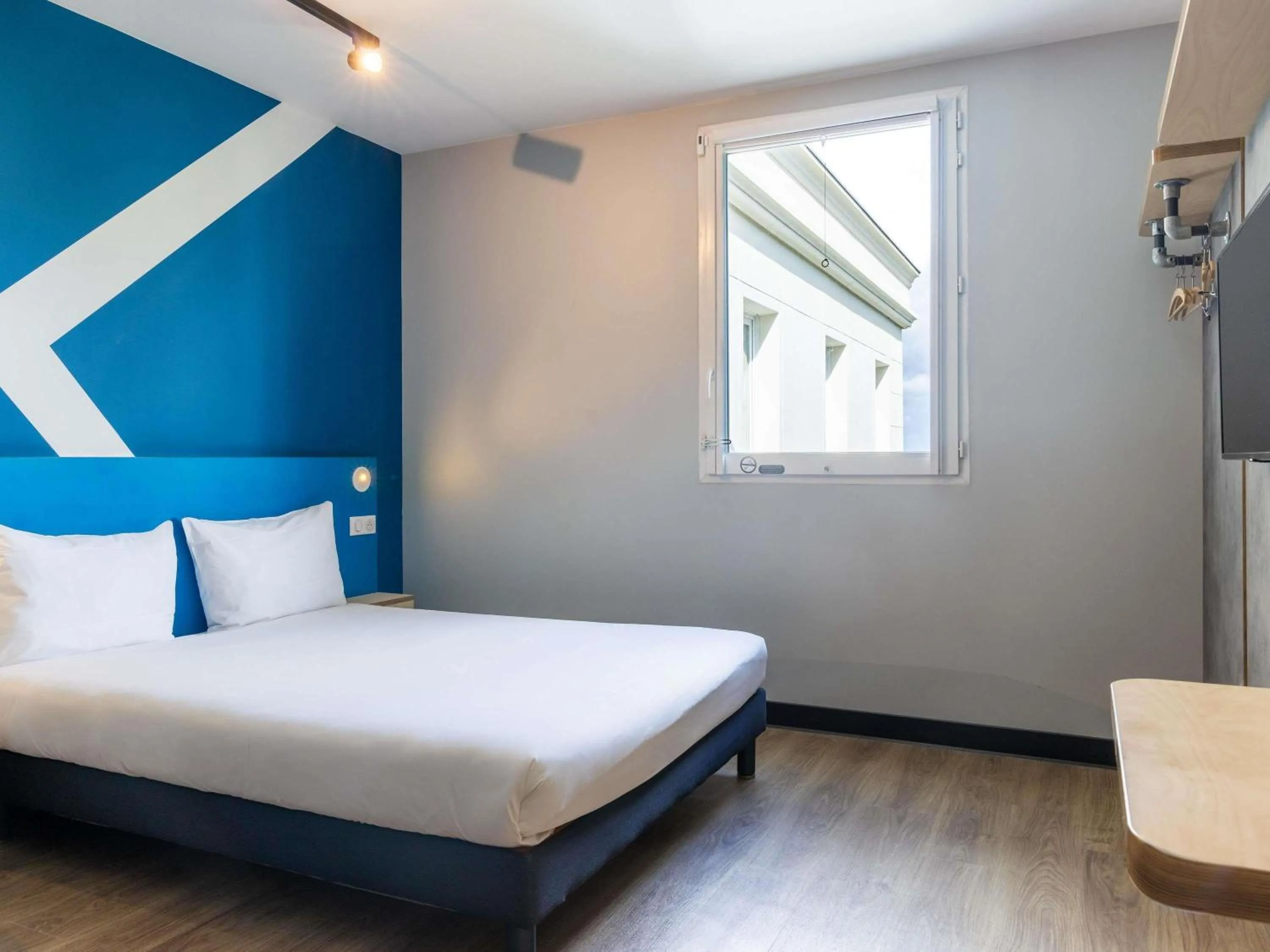 Bedroom, Bed in Hotel ibis budget Chatillon Paris Ouest