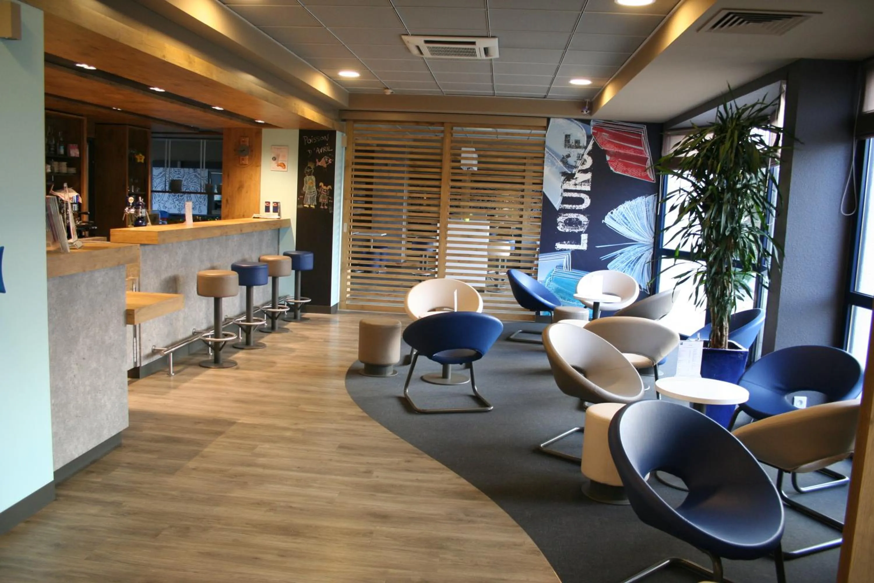 Lounge or bar in ibis budget Marne la Vallée Pontault Combault