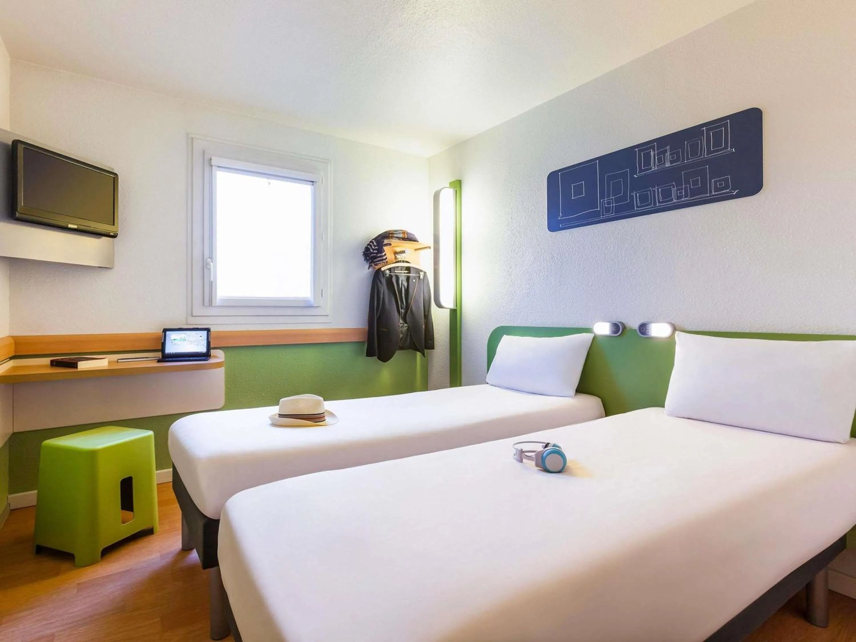 Bedroom, Bed in ibis budget Marne la Vallée Pontault Combault