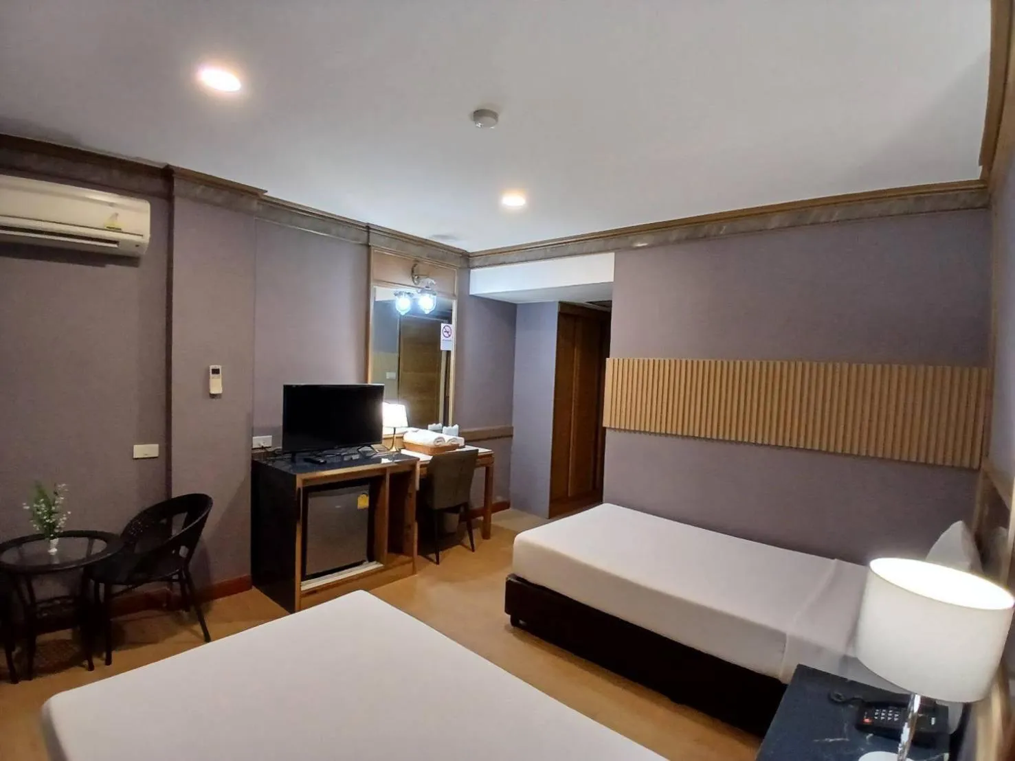 Property building, Bed in Hotel Pattaya Beach