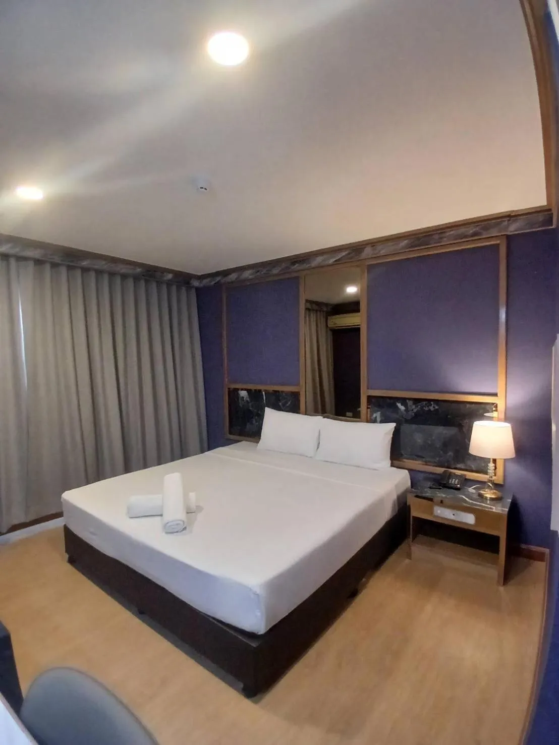 Property building, Bed in Hotel Pattaya Beach