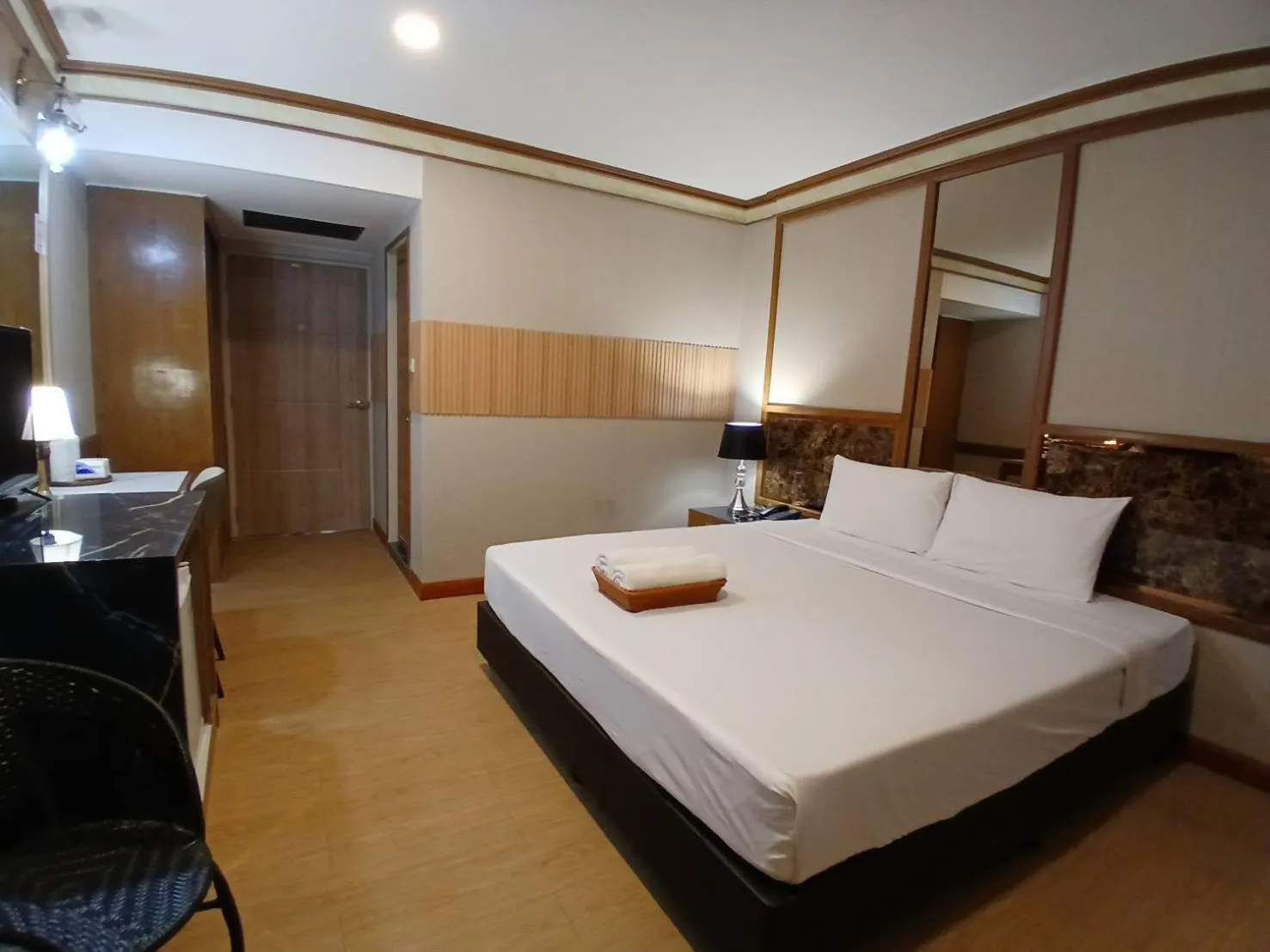 Property building, Bed in Hotel Pattaya Beach