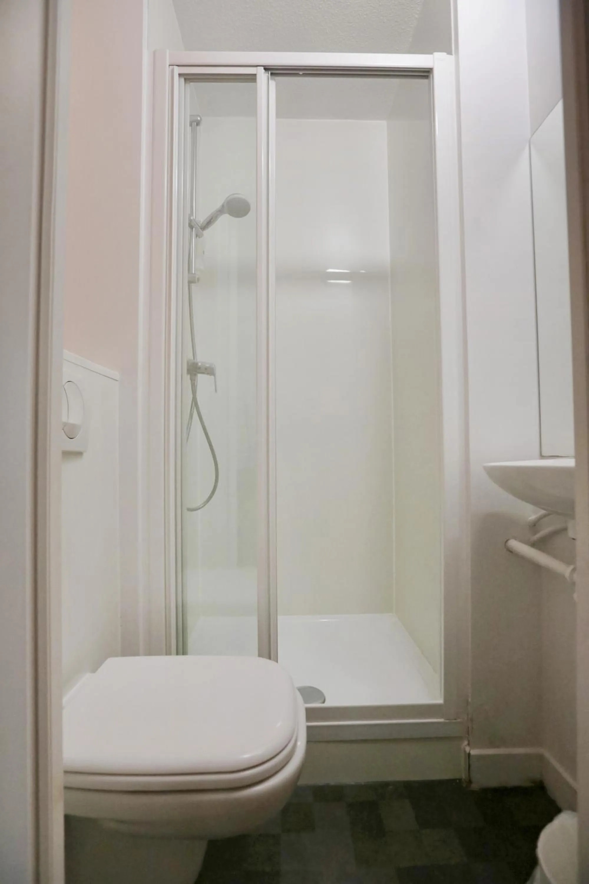 Shower in Première Classe Plaisir Gatines