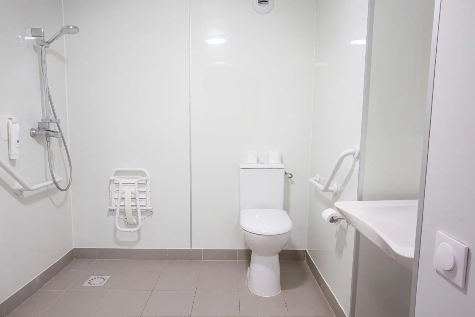 Shower in Première Classe Plaisir Gatines