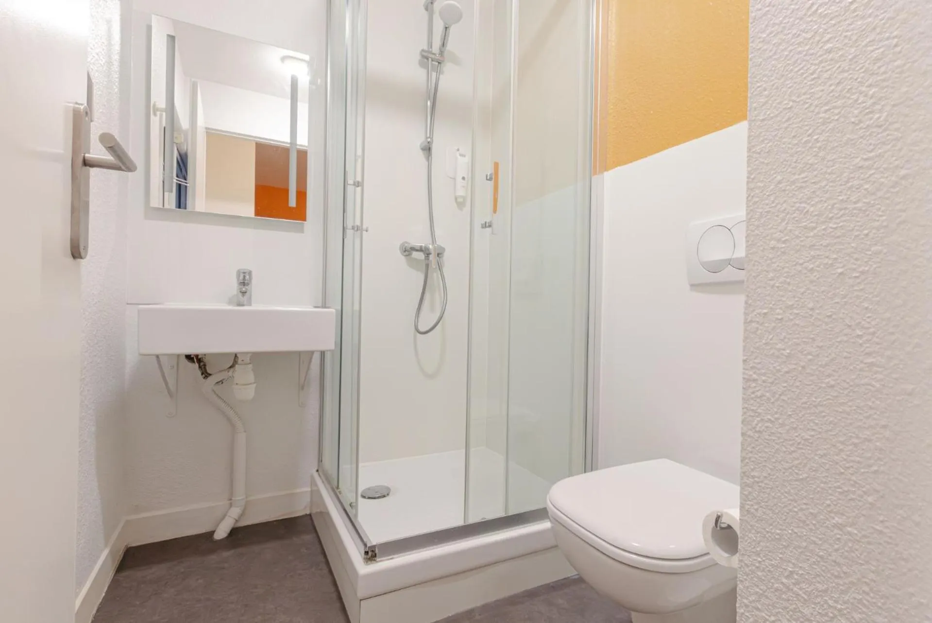 Shower in Première Classe Plaisir Gatines