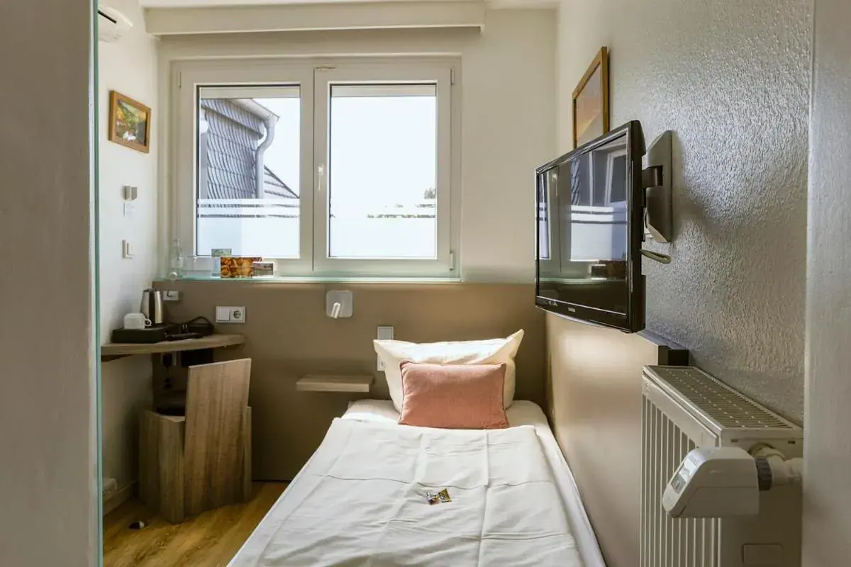 Basic Single Room - single occupancy in Hotel Kalenborner Höhe Basic Single Room - single occupancy in Hotel Kalenborner Höhe