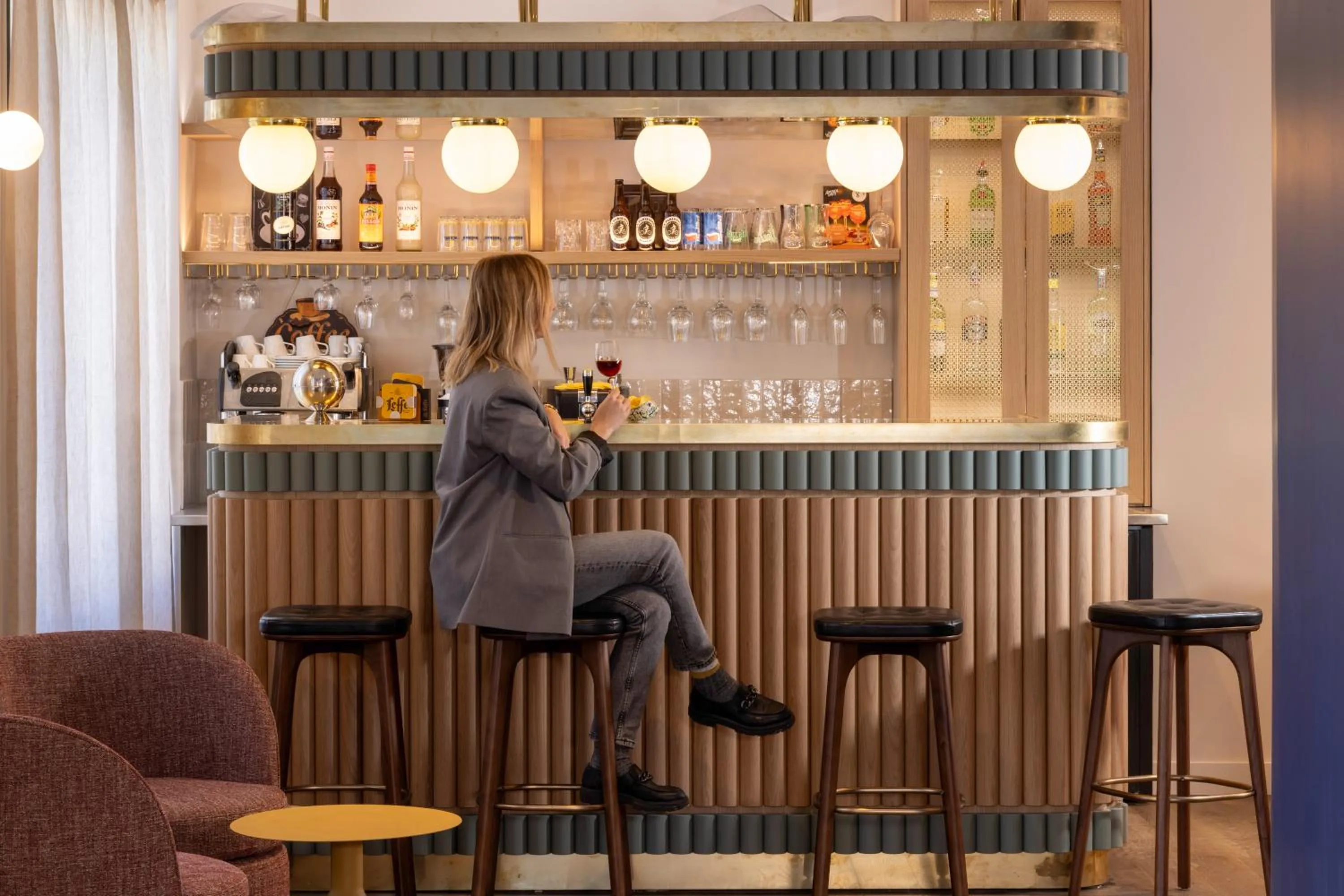 People in Bijou Hôtel Paris Boulogne