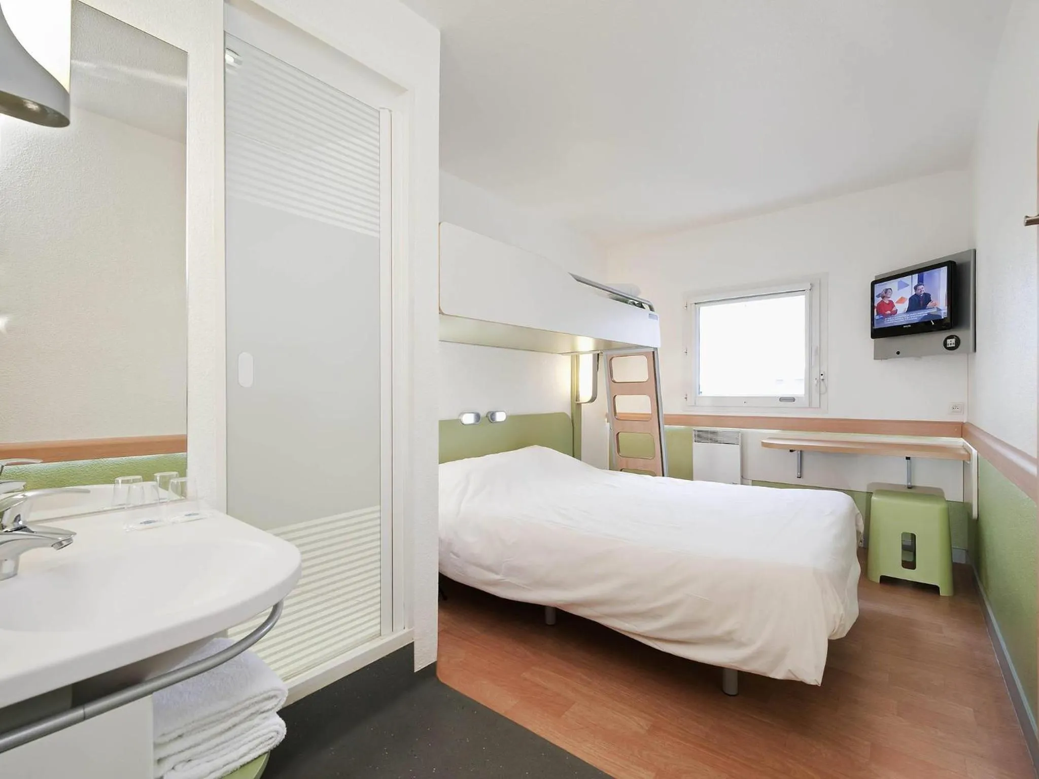 Bedroom, Bed in ibis budget Marne la Vallée Bry sur Marne
