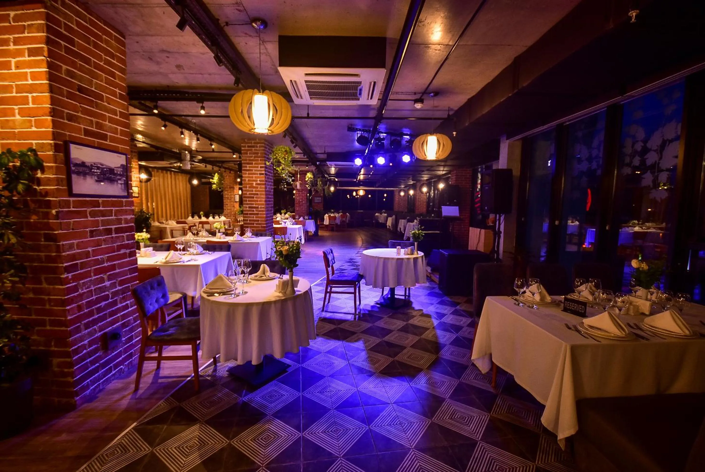 Restaurant/places to eat in New Wave Hotel