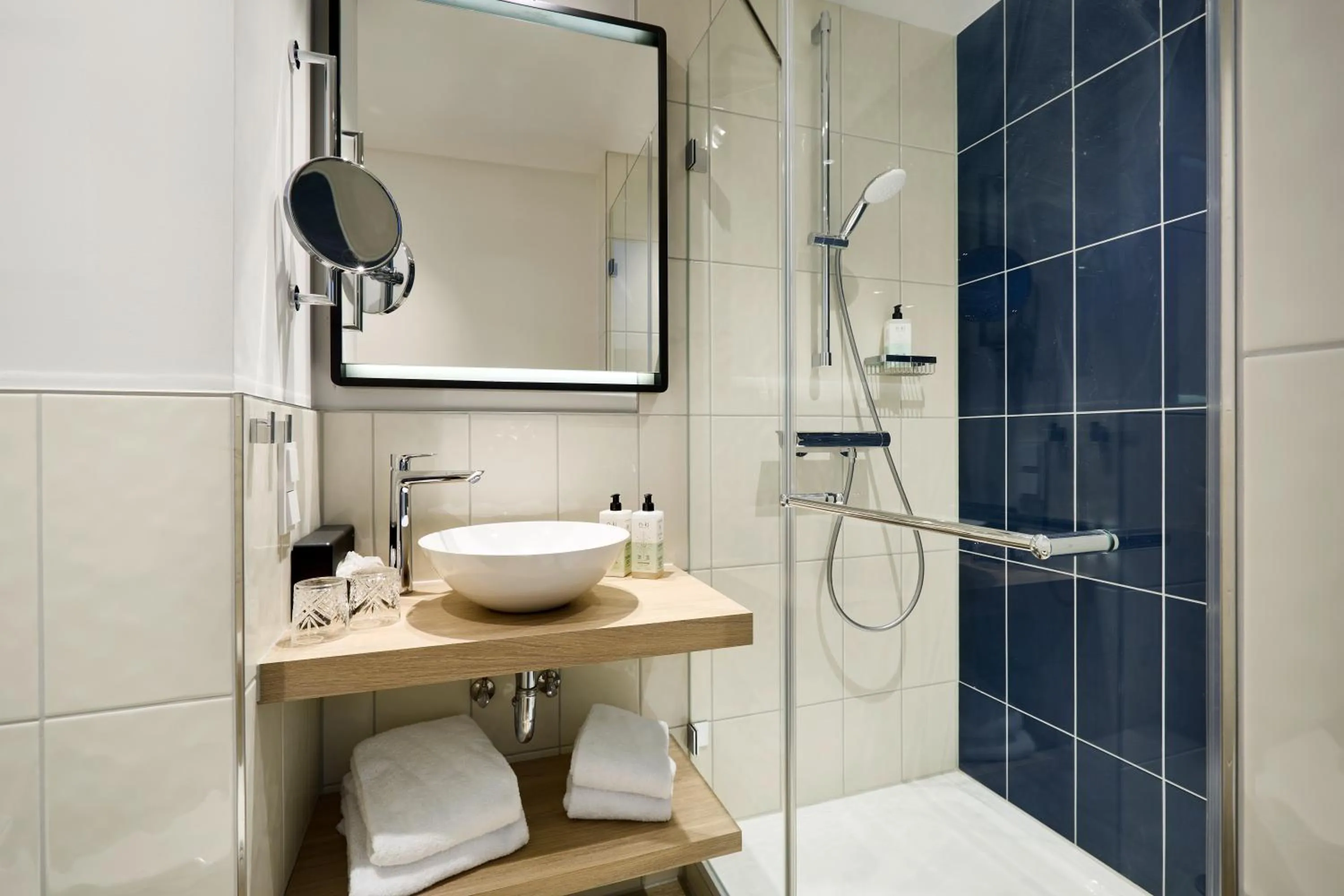 Shower in June Six Hotel Hannover City