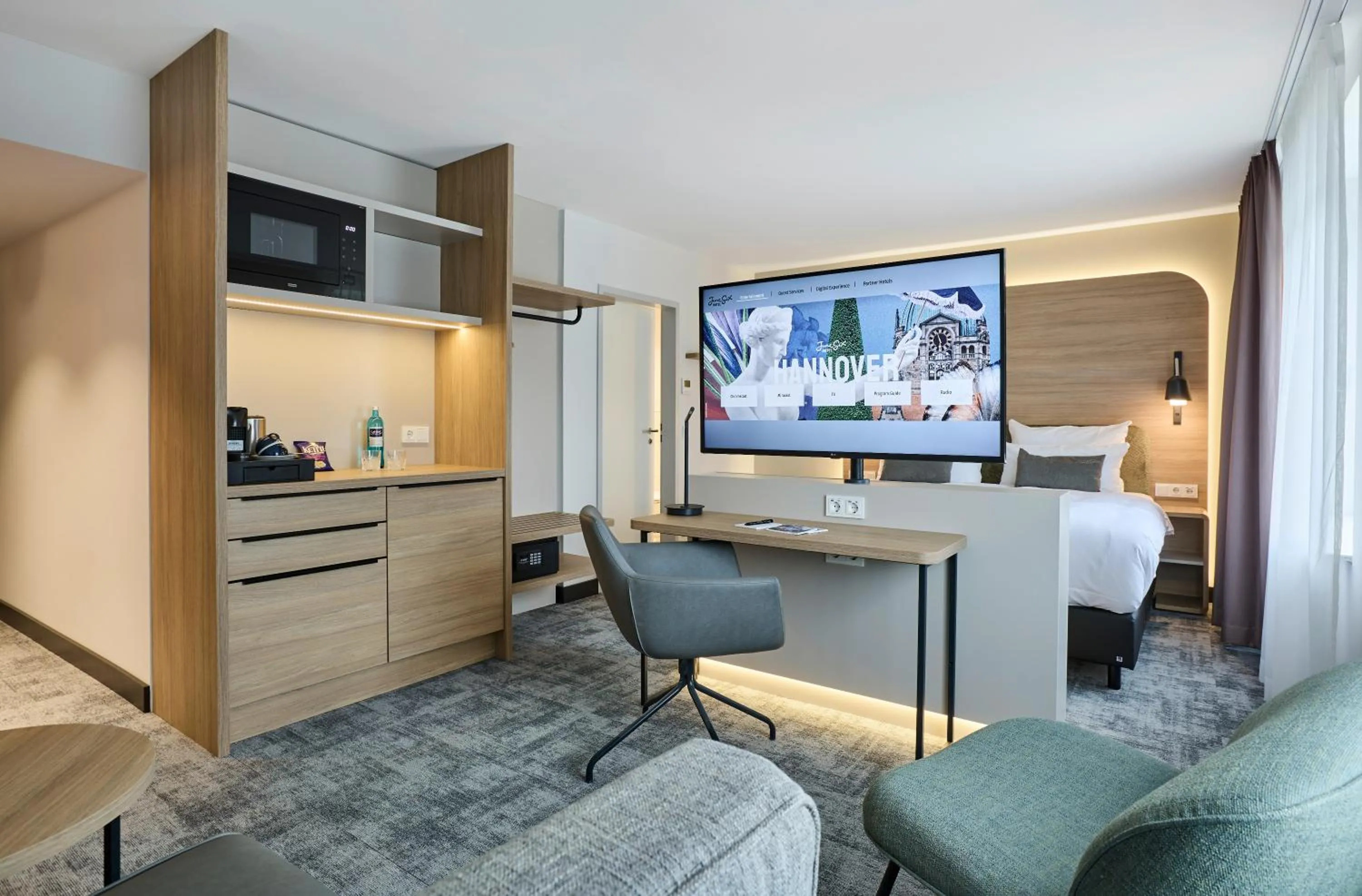 Communal lounge/ TV room in June Six Hotel Hannover City