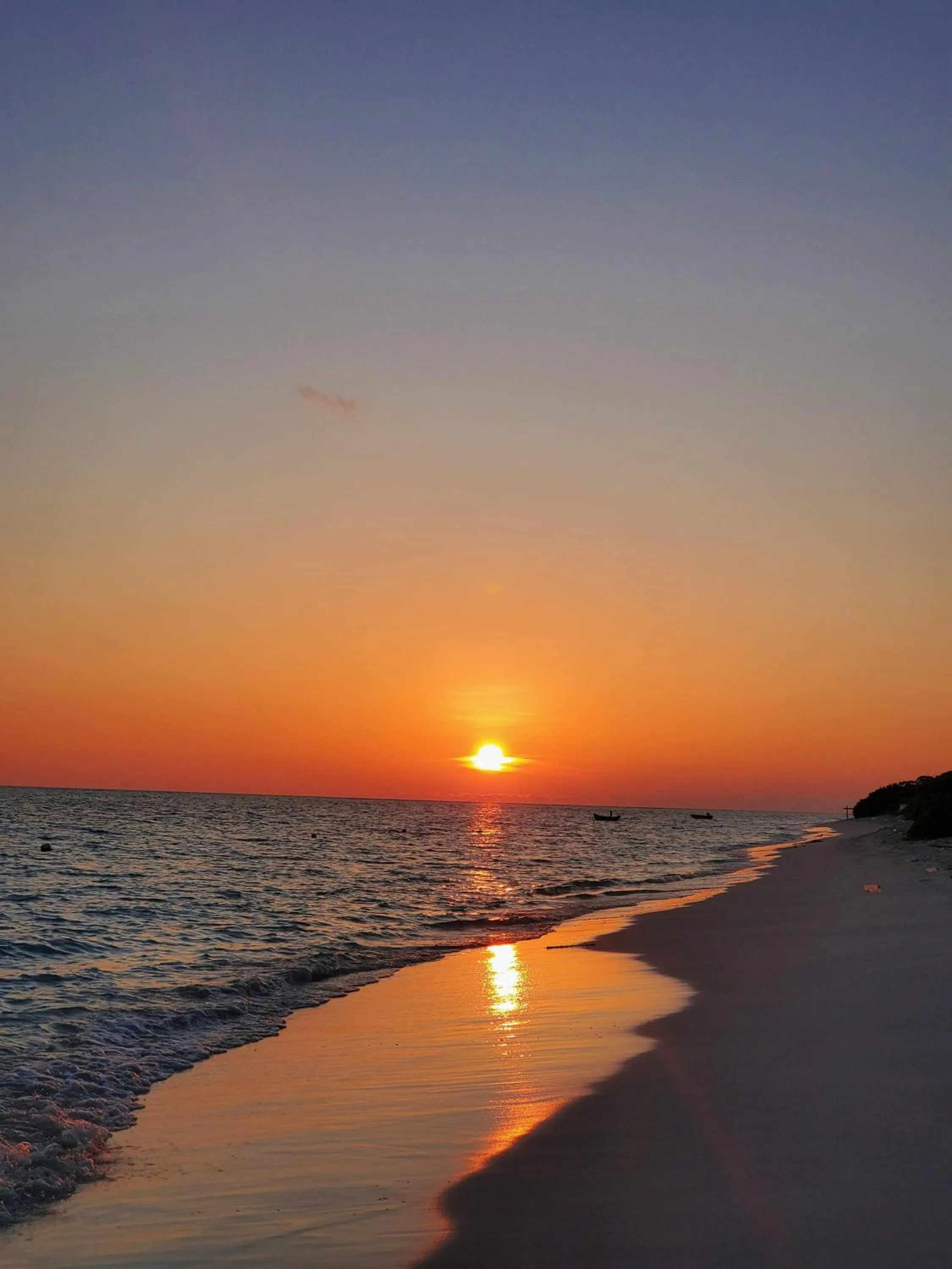 Beach in Thoddoo Island Life