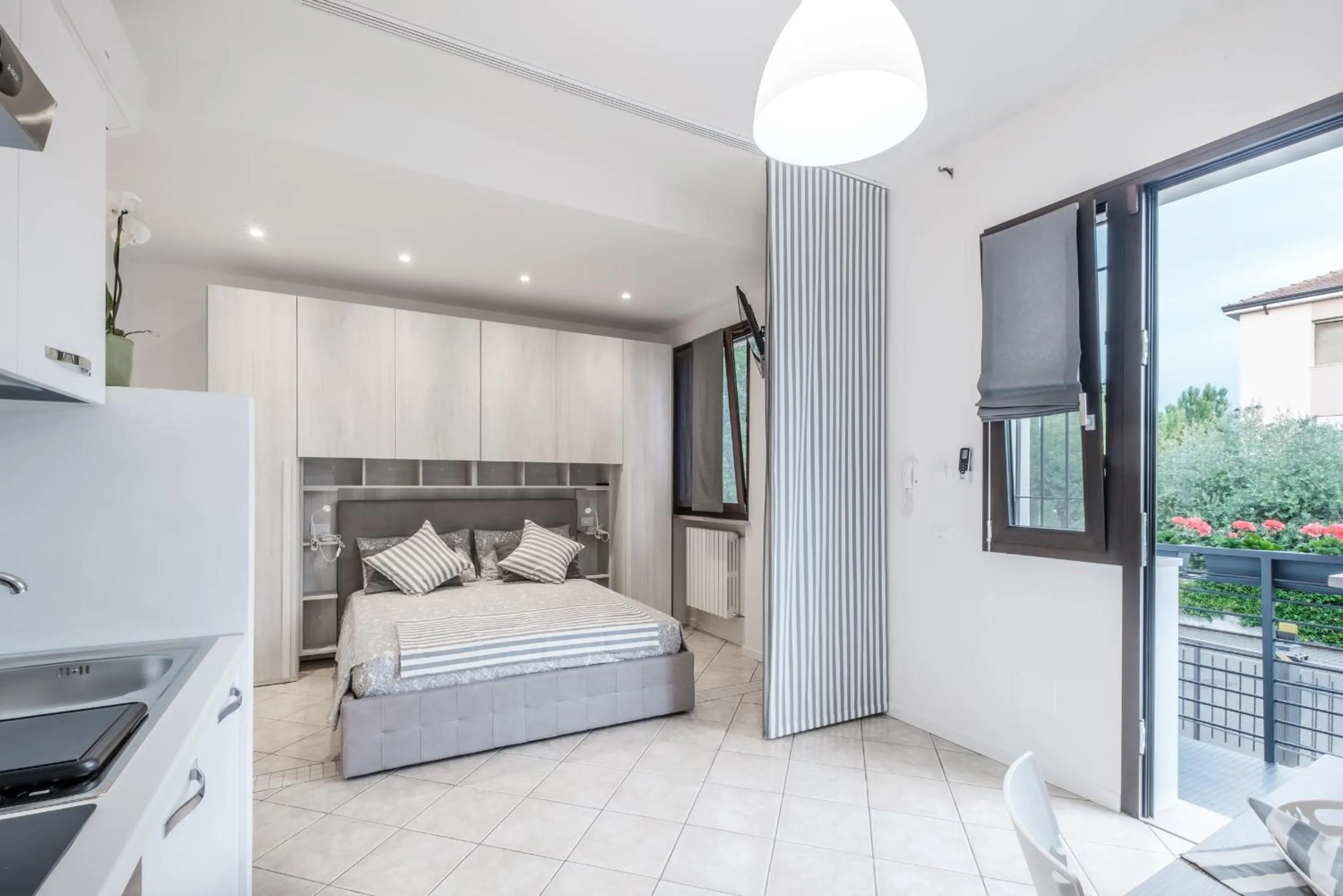 Kitchen or kitchenette, Bed in B&B Casa Gaia - Sirmione