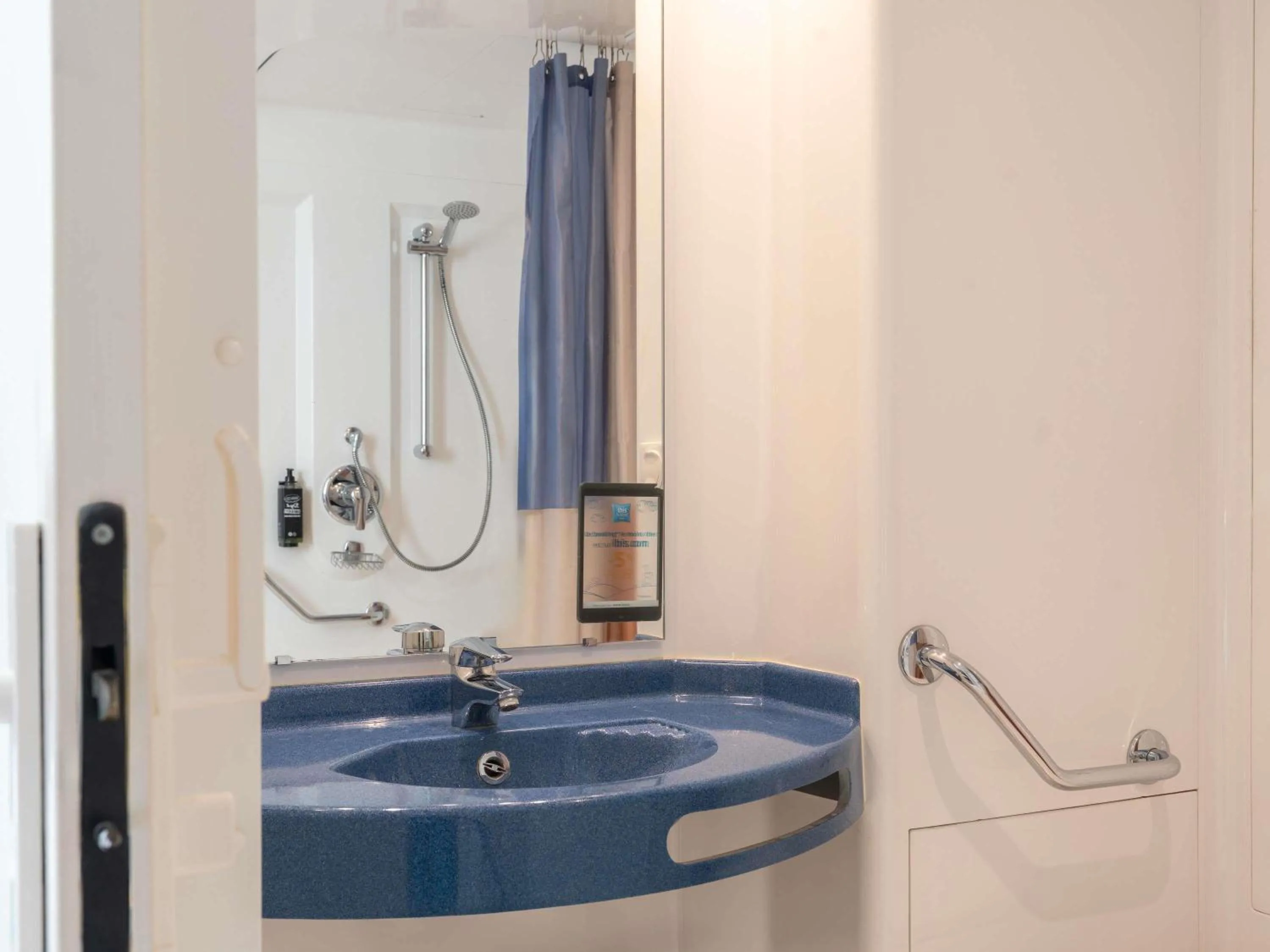 Bedroom in ibis budget Marne la Vallée Val d'Europe