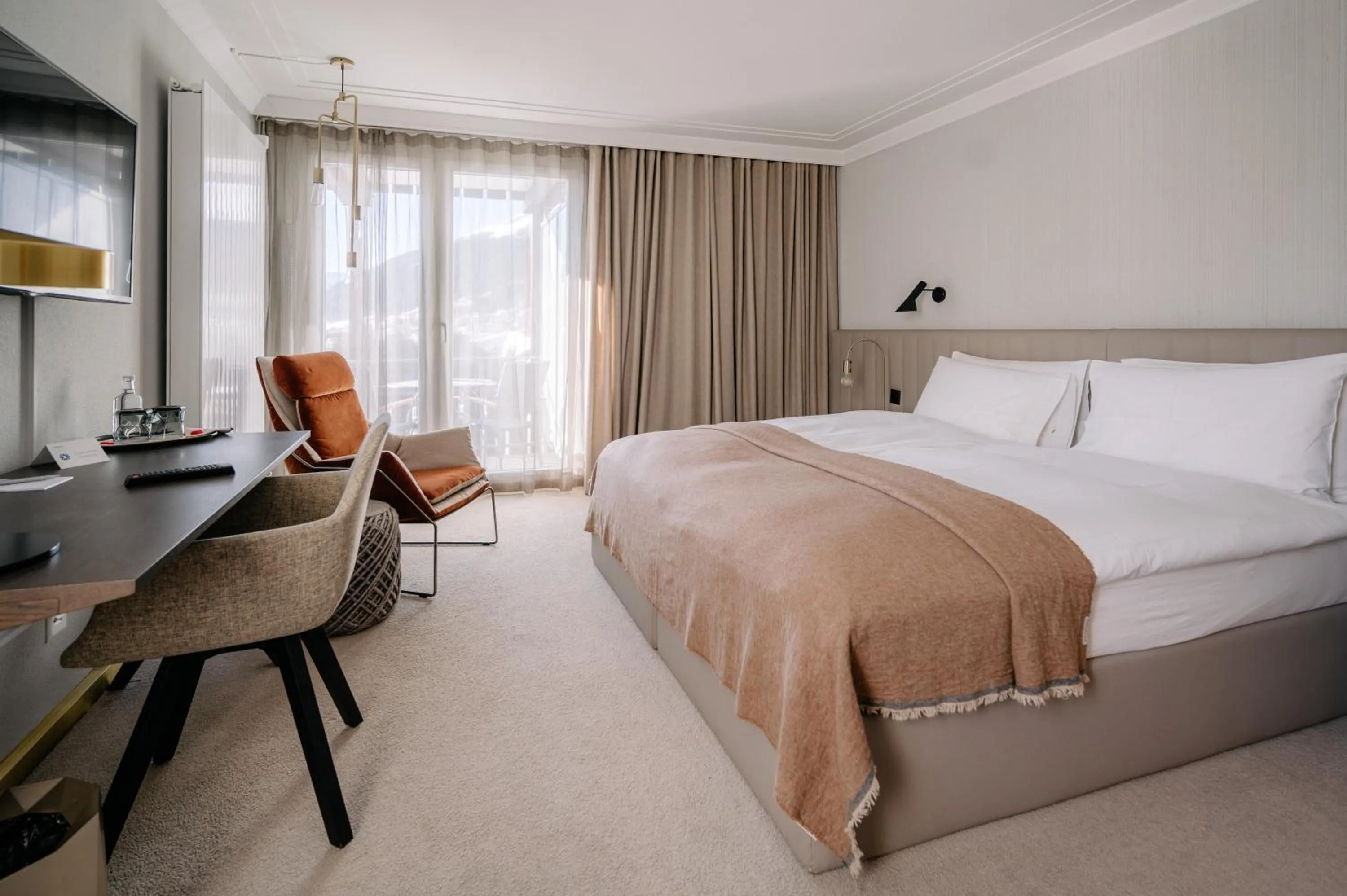 Photo of the whole room, Bed in Kongress Hotel Davos