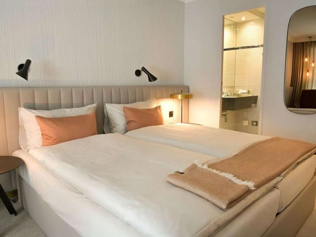 Bathroom, Bed in Kongress Hotel Davos