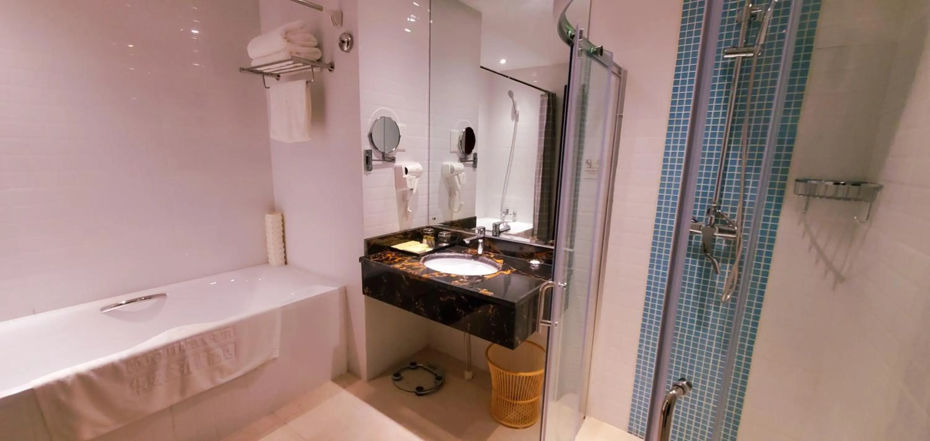 Bathroom in Golden Peacock Hotel Blantyre