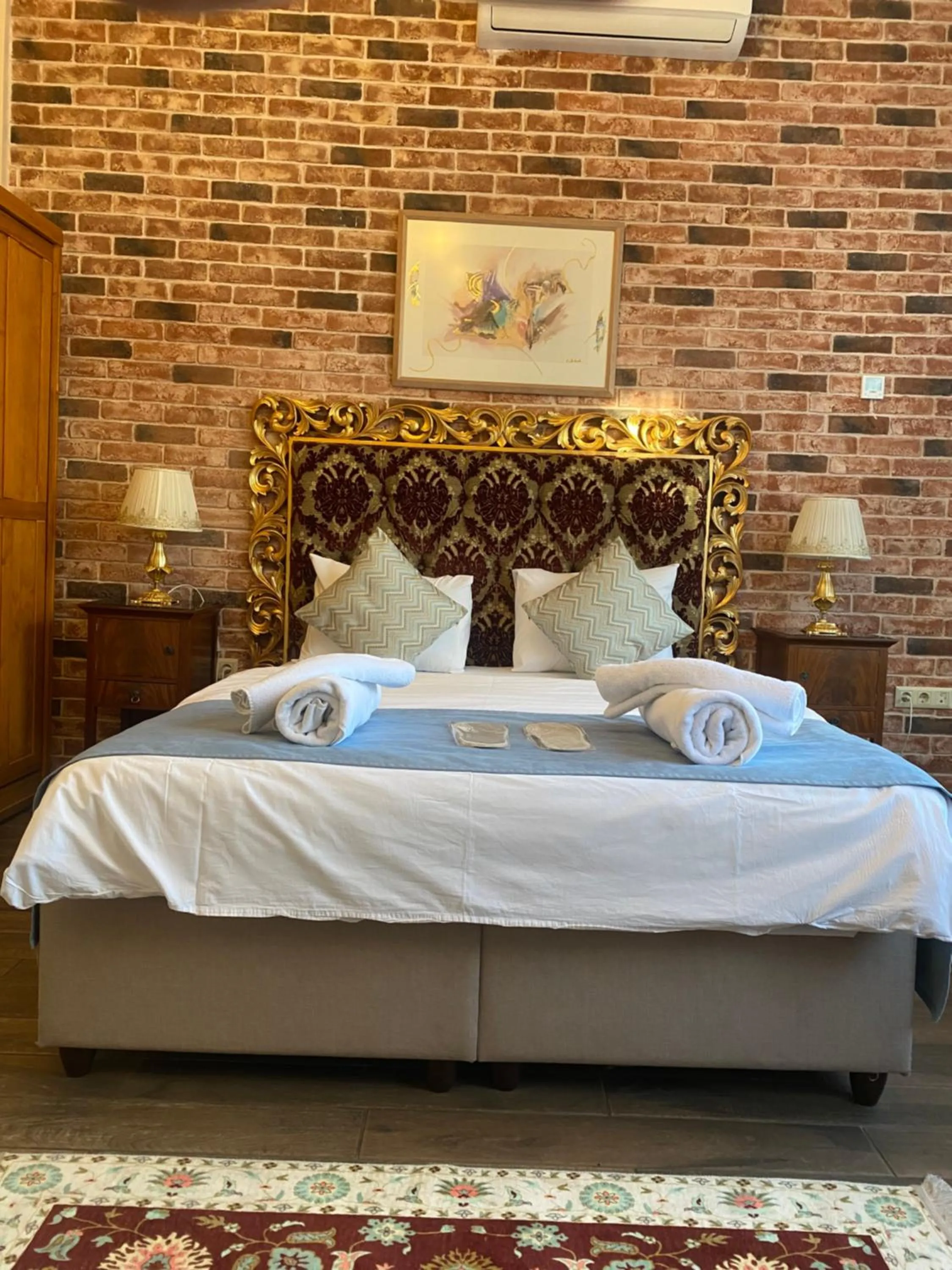 Bed in Bosphorus Bridge