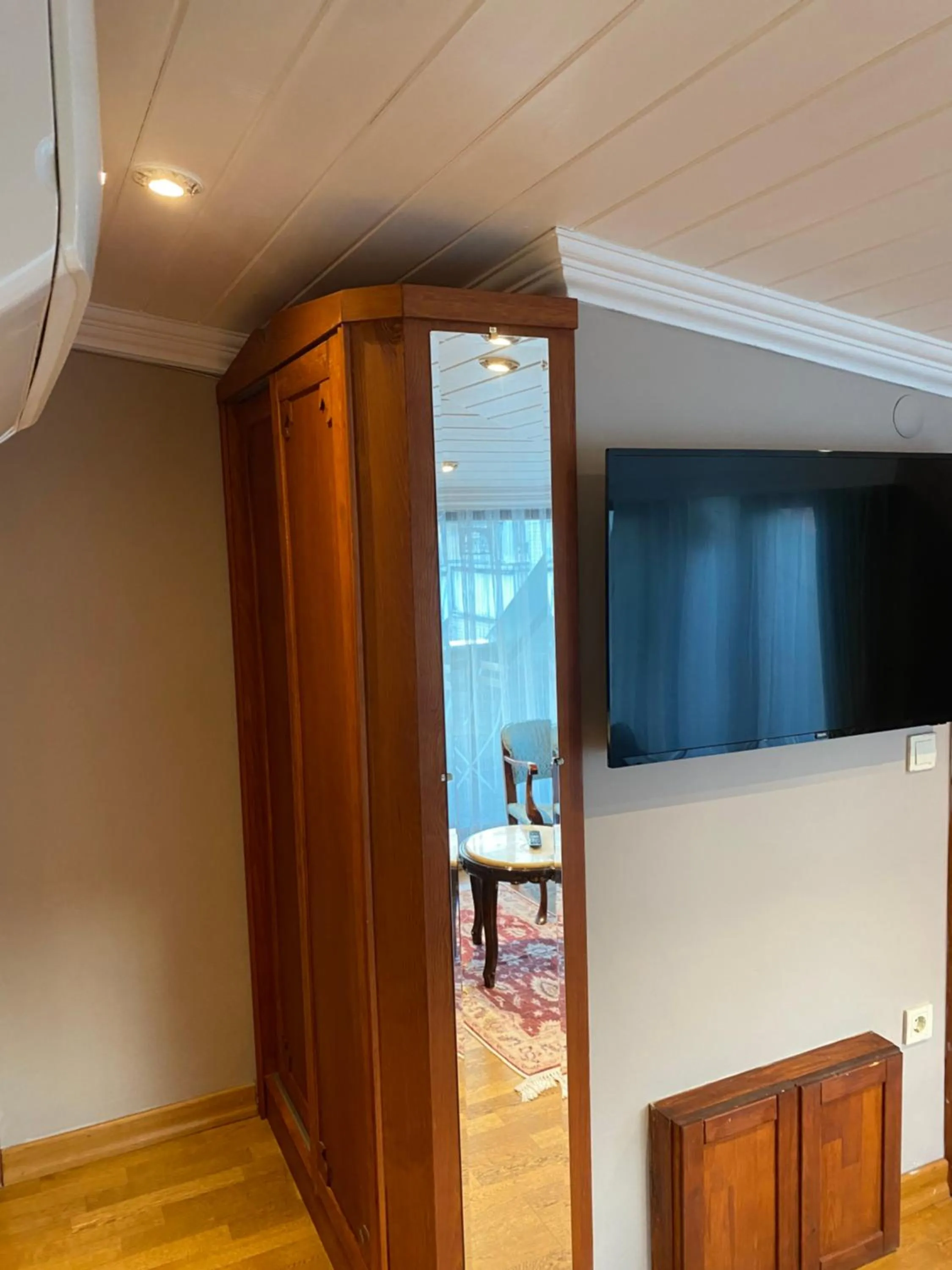 wardrobe in Bosphorus Bridge