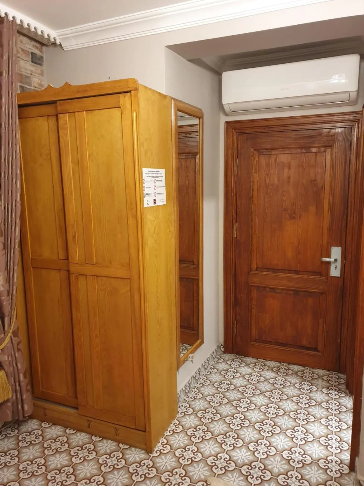 wardrobe in Bosphorus Bridge