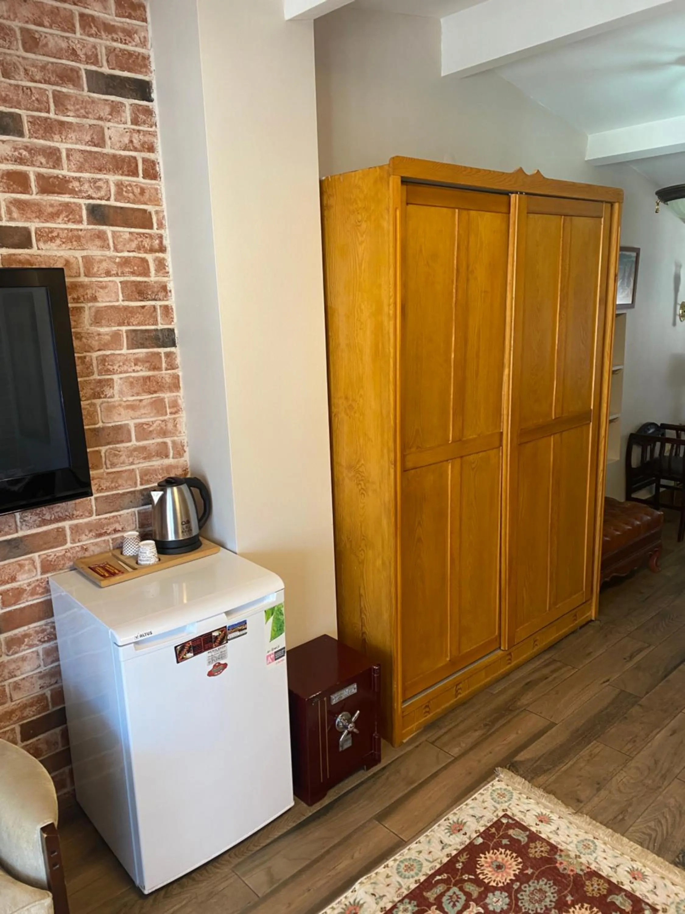 wardrobe in Bosphorus Bridge