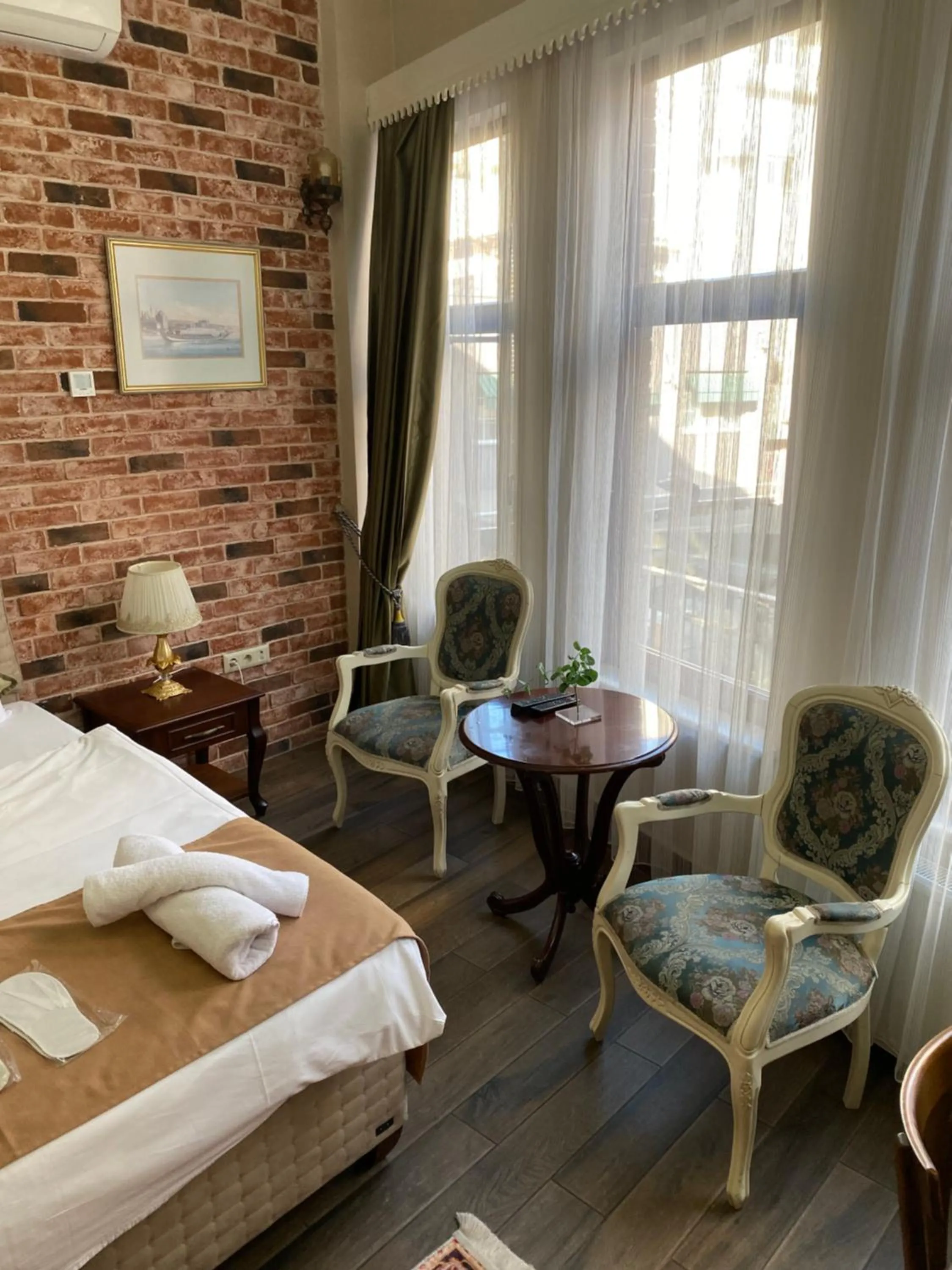 Seating area, Bed in Bosphorus Bridge