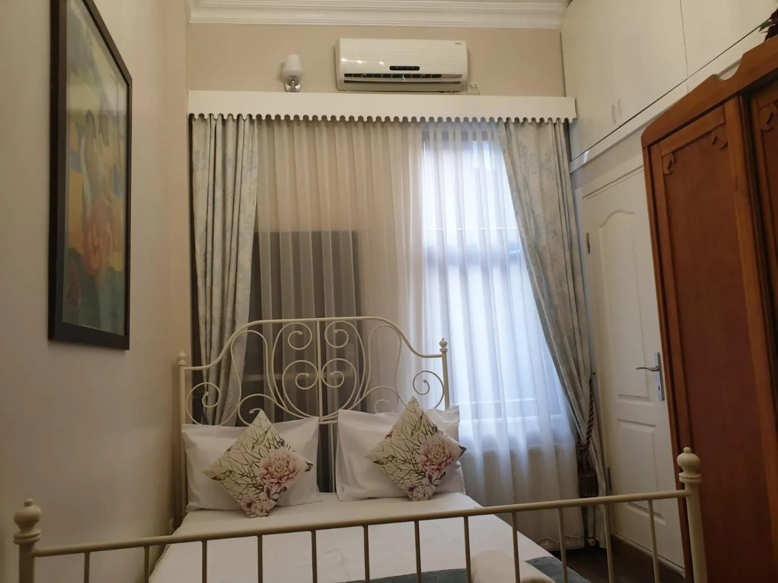 Photo of the whole room, Bed in Bosphorus Bridge