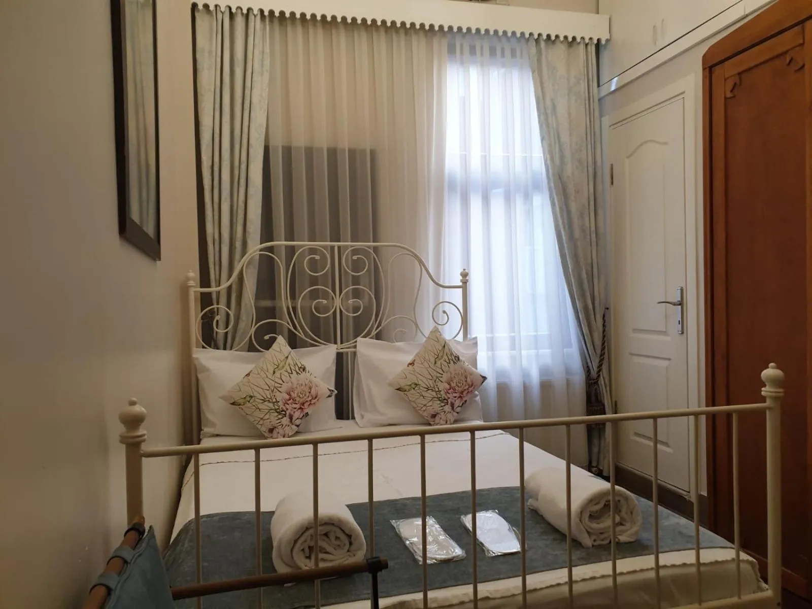 Bed in Bosphorus Bridge