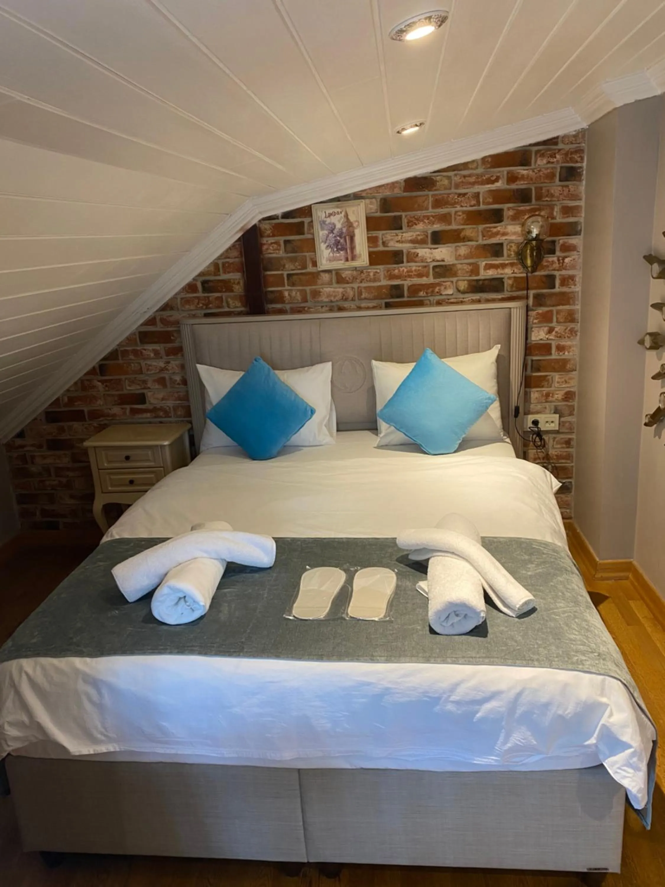 Bed in Bosphorus Bridge