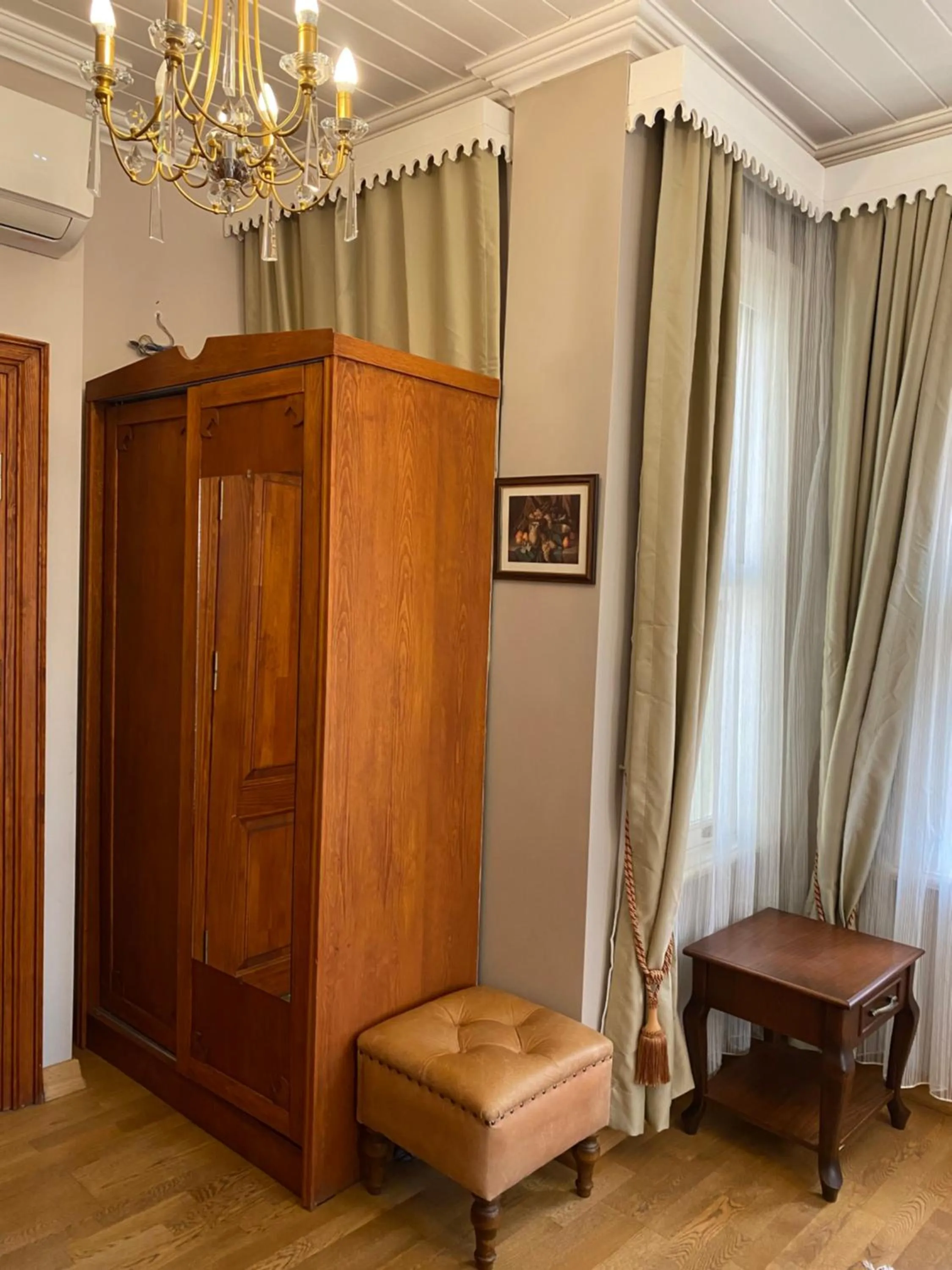 wardrobe in Bosphorus Bridge